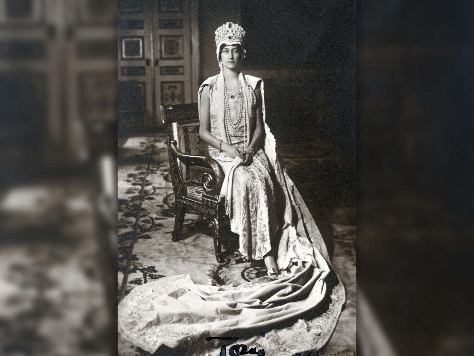 Carte postale de 1930 dans laquelle la Princesse Antonia revêt une grande tenue royale