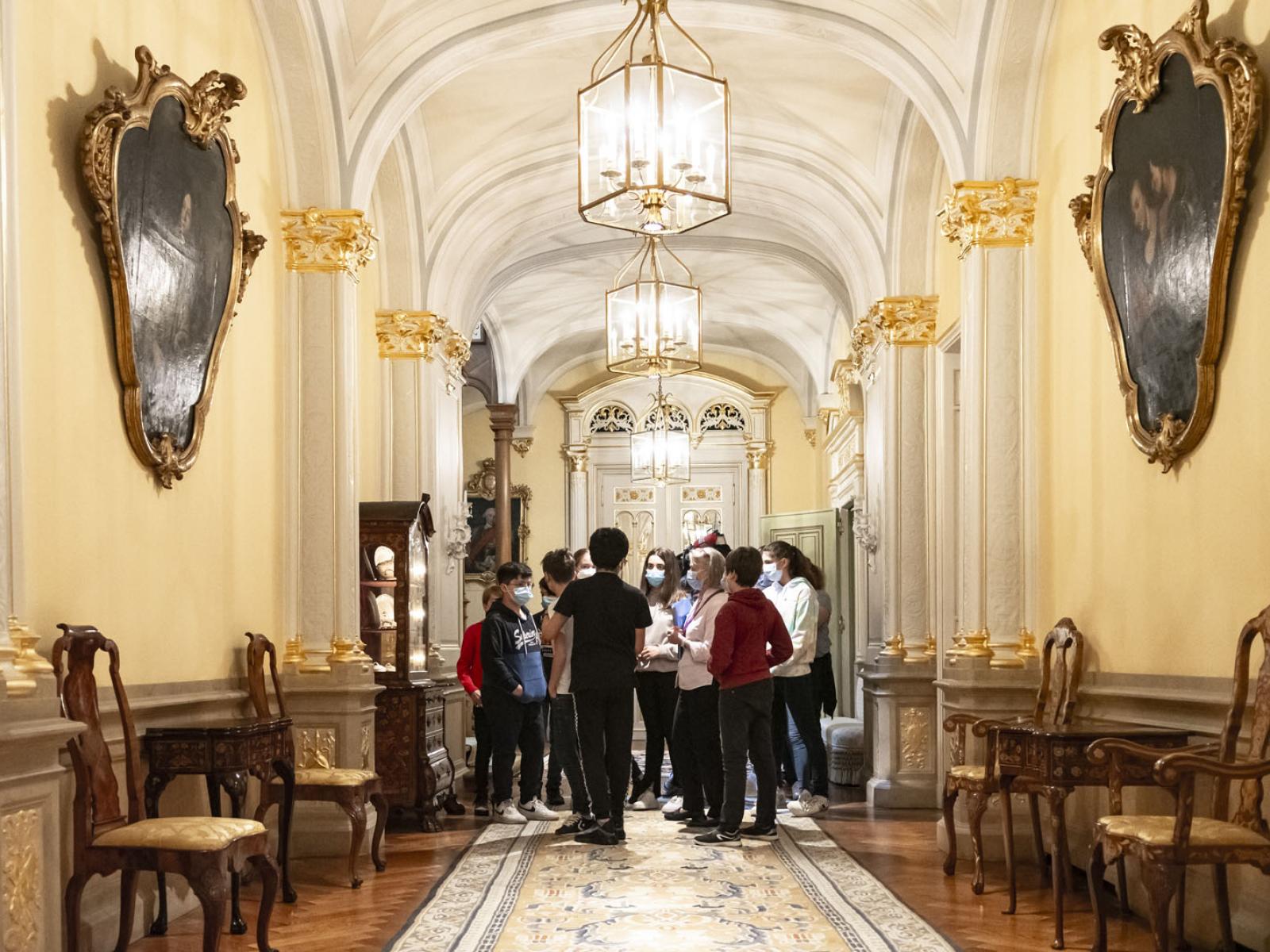 La visite des élèves dans un des couloirs du Palais