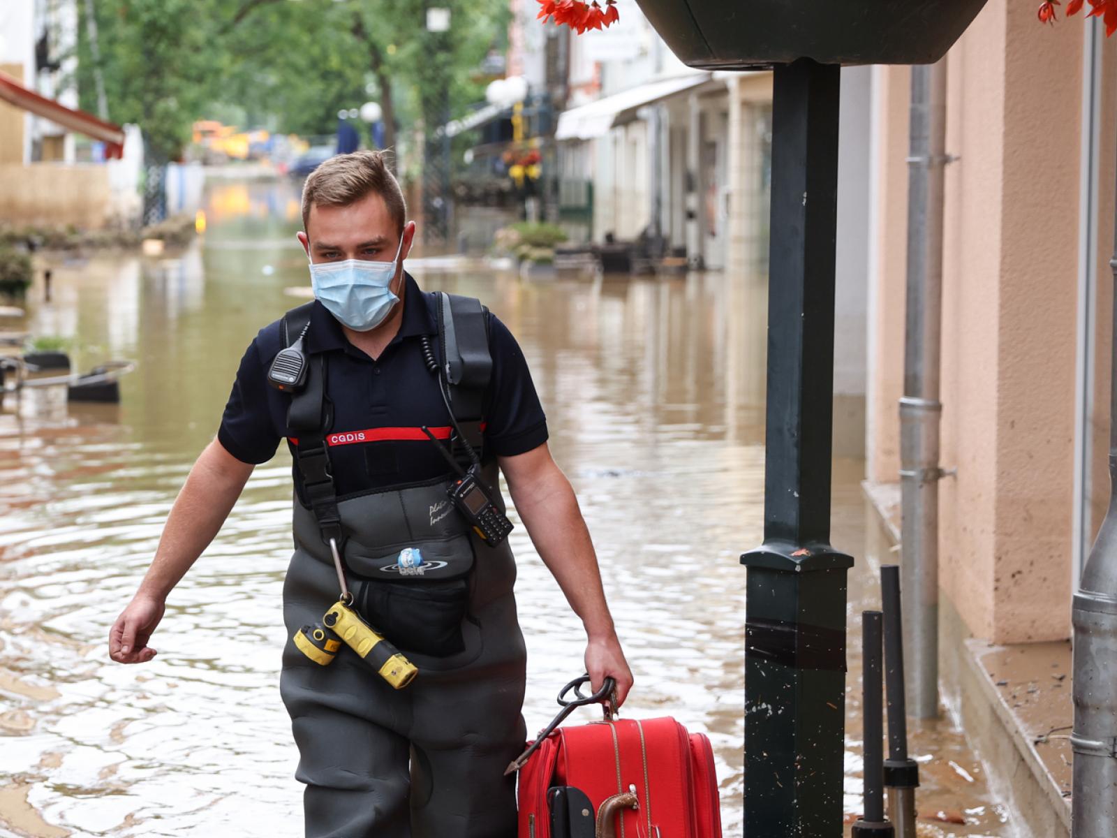 Un pompier dans les rue inondées d'Echternach