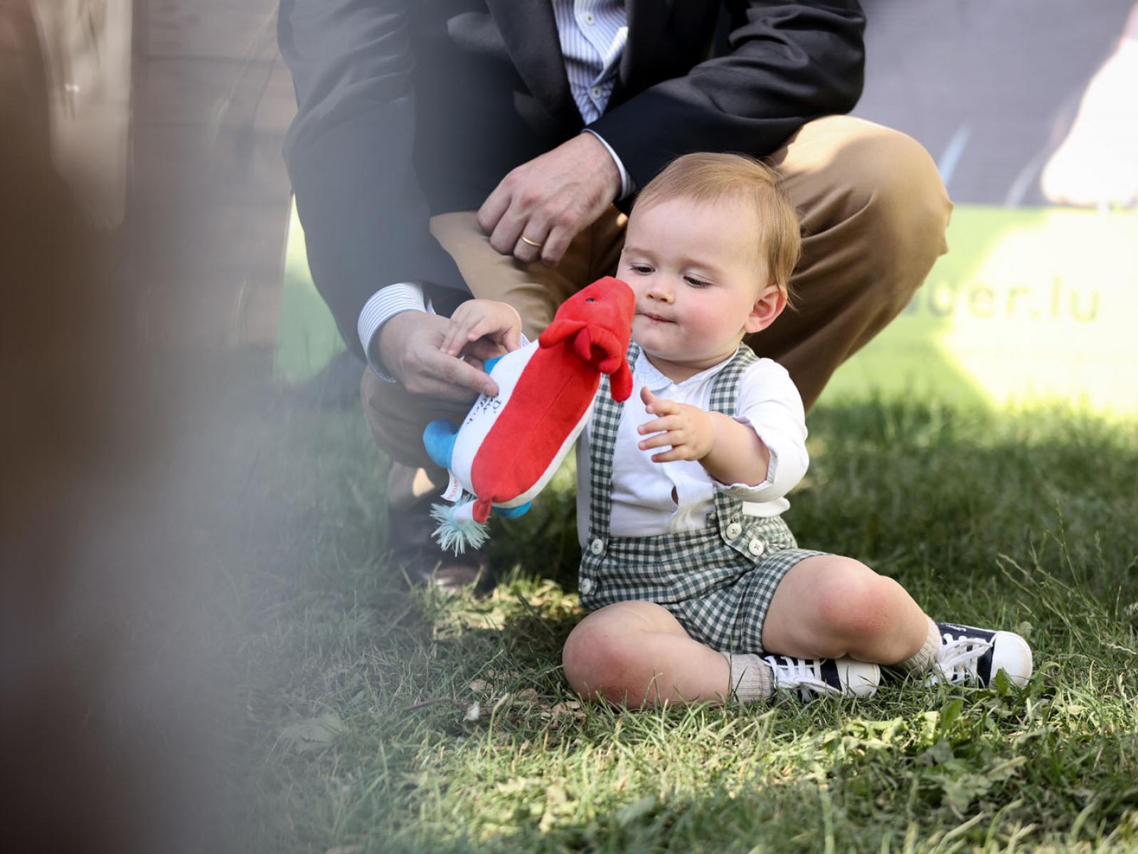 Le Prince Charles s'amuse avec une peluche en forme de vache