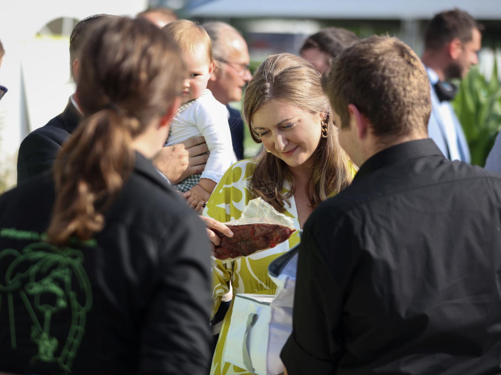 La Princesse Stéphanie découvre des produits locaux