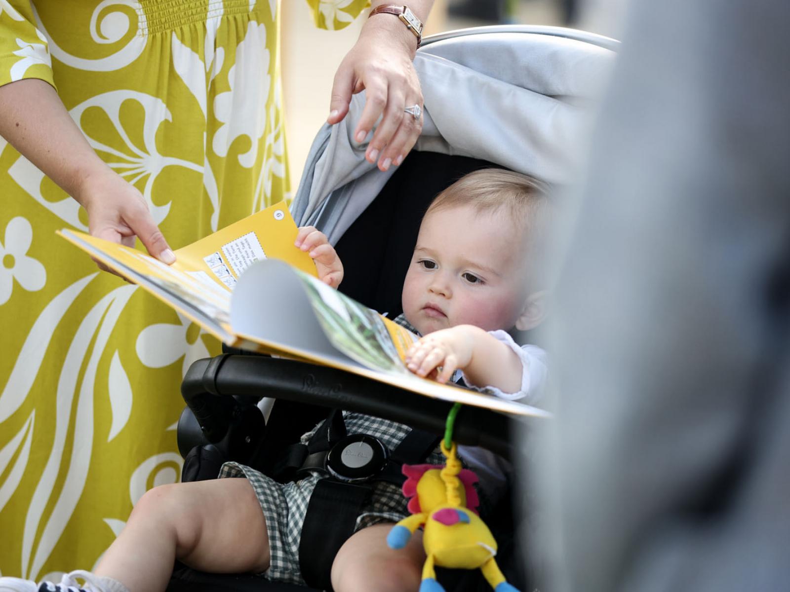 Le Prince Charles feuillette un livre pour enfants