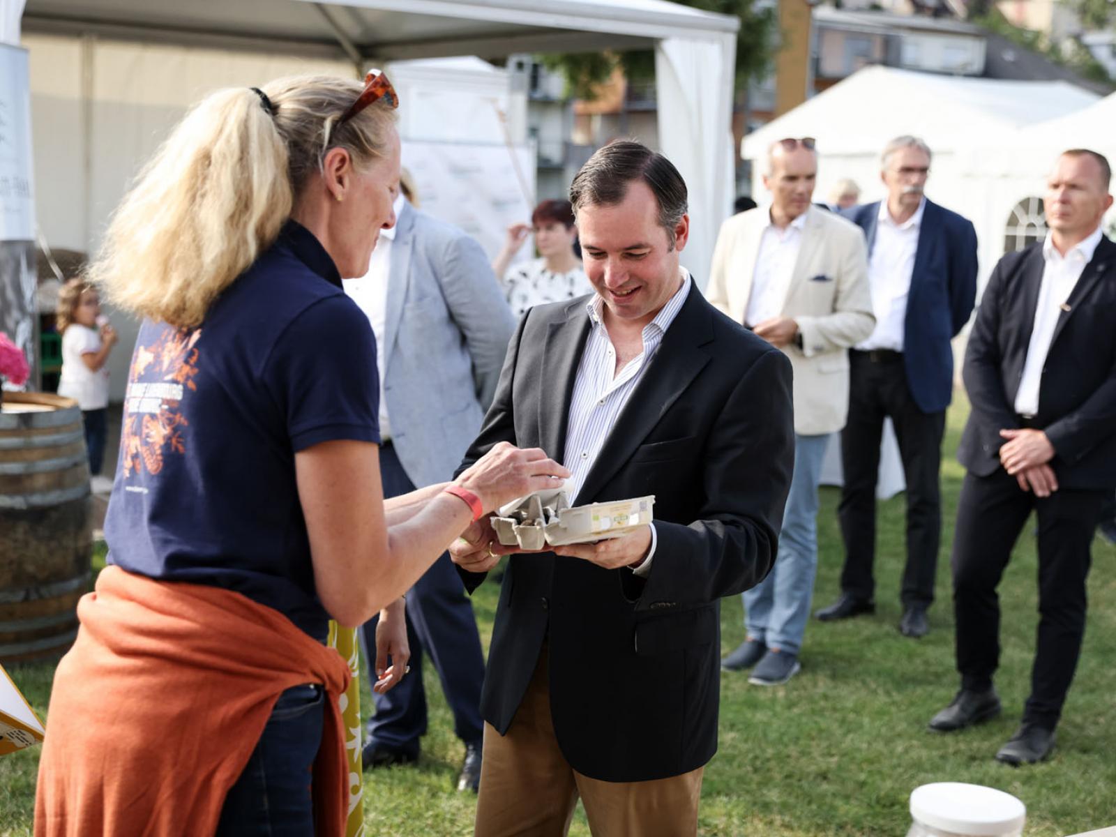 Le Prince Guillaume reçoit des oeufs issus d'une production locale