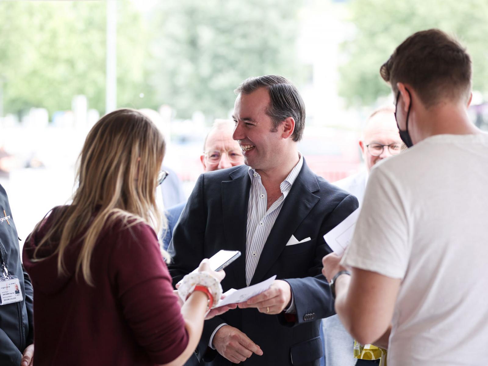 Le personnel de la Foire Agricole vérifie le CovidCheck du Prince Guillaume