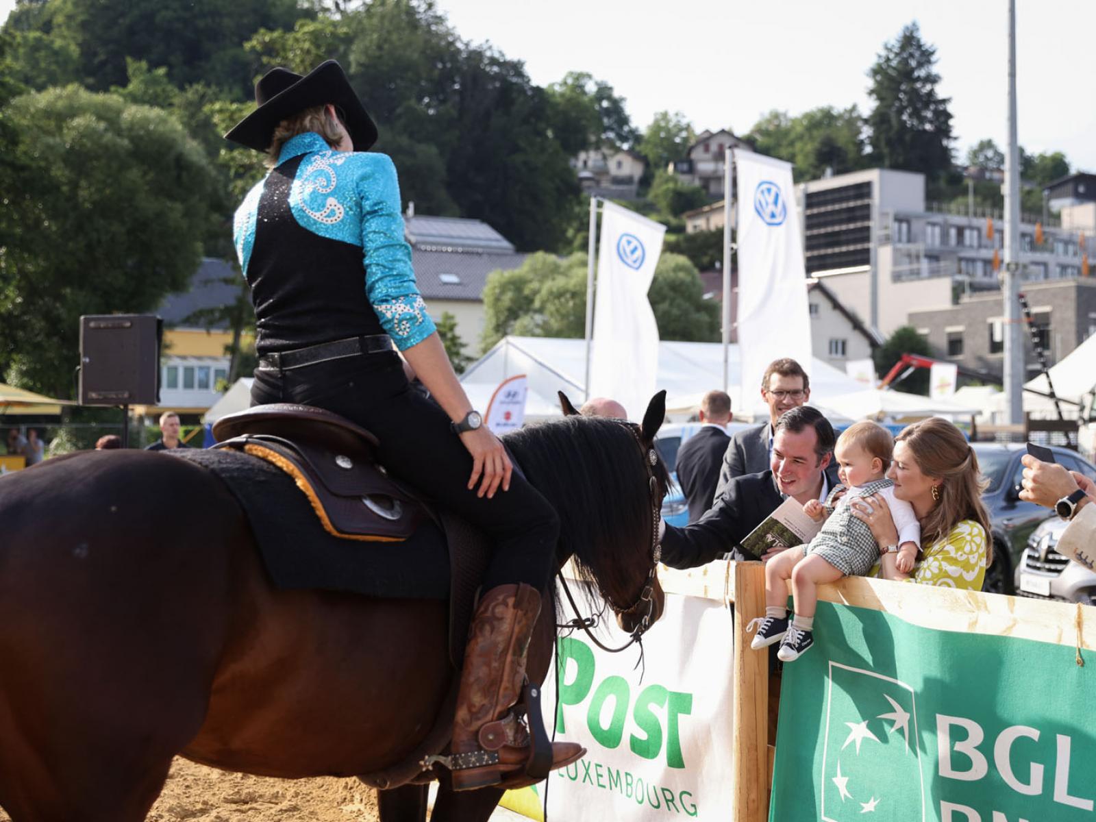 Le Couple héritier et leur fils le Prince Charles observent un cheval