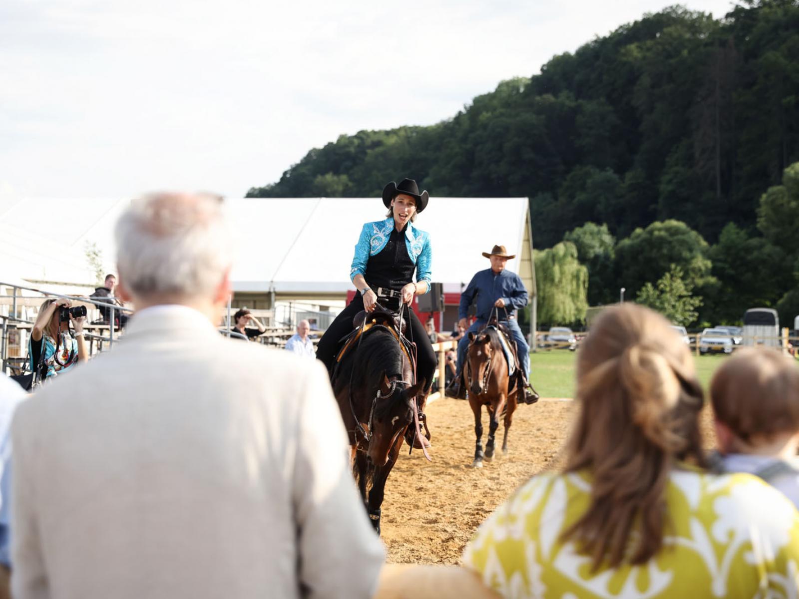 Une cavalière s'approche du Couple héritier et du Prince Charles