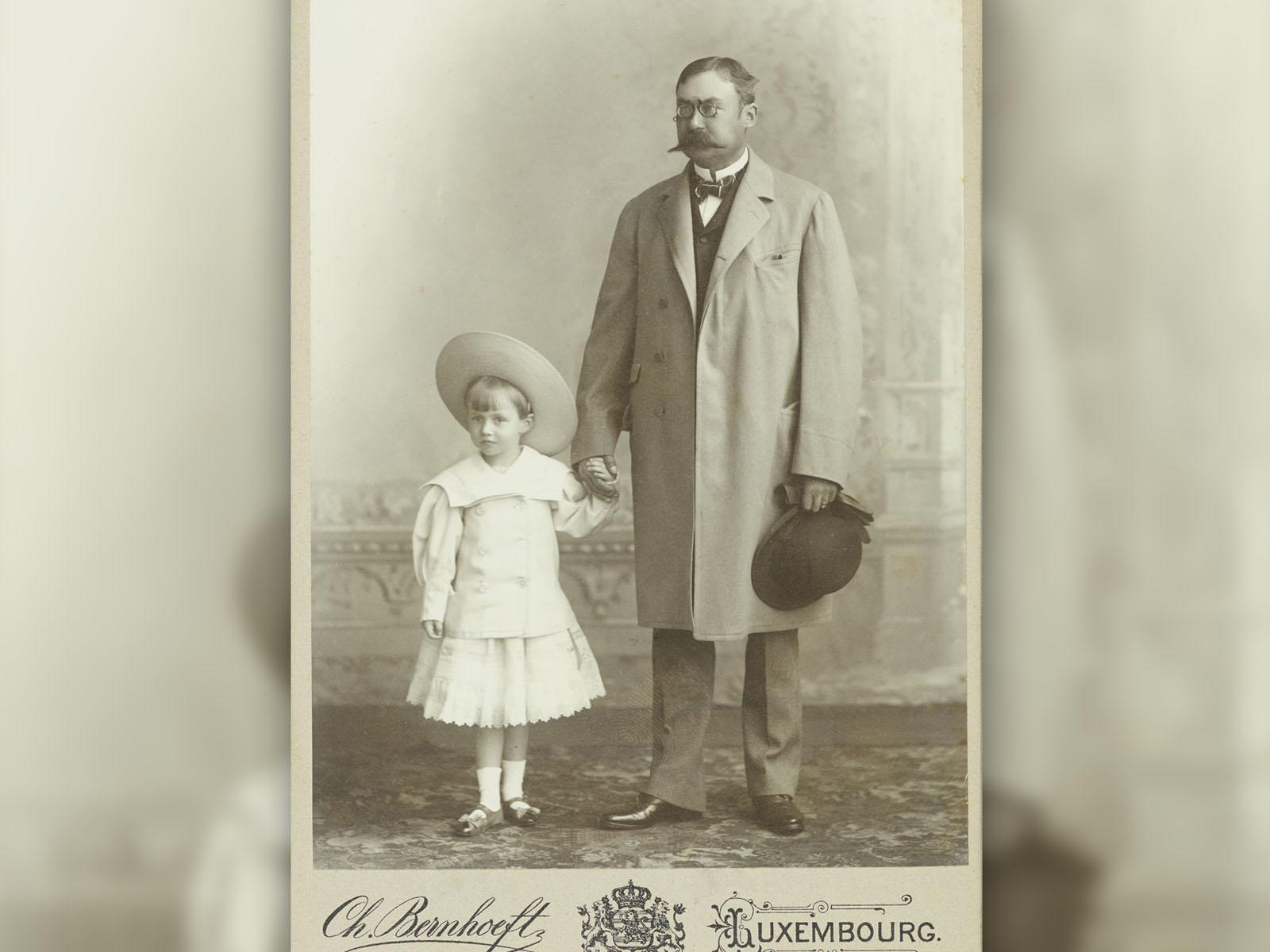Portrait de 1902 largement diffusé de la Princesse Charlotte donnant la main à son père, le Grand-Duc héritier Guillaume