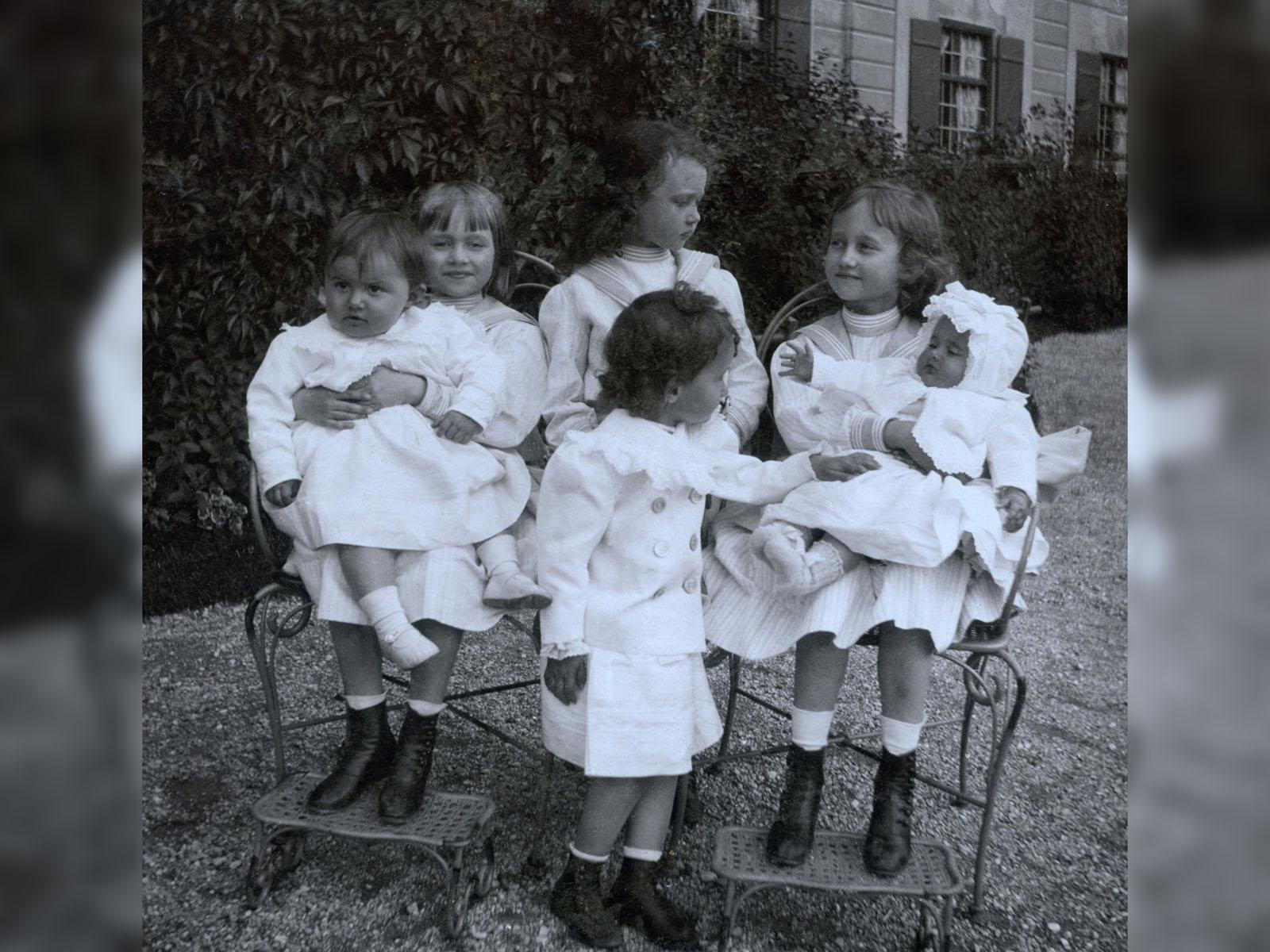 Photographie de 1902 de S.A.G.D. la Princesse Charlotte entourée de ses cinq sœurs au Château de Hohenburg en Bavière