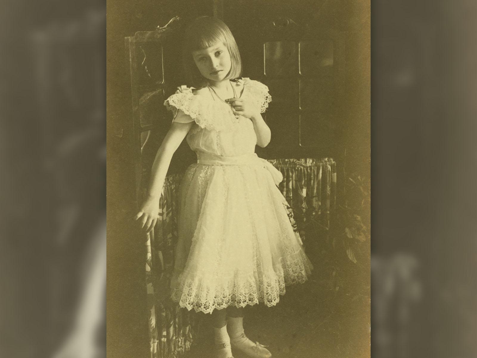 Carte postale de 1903 de la Princesse Charlotte en robe blanche