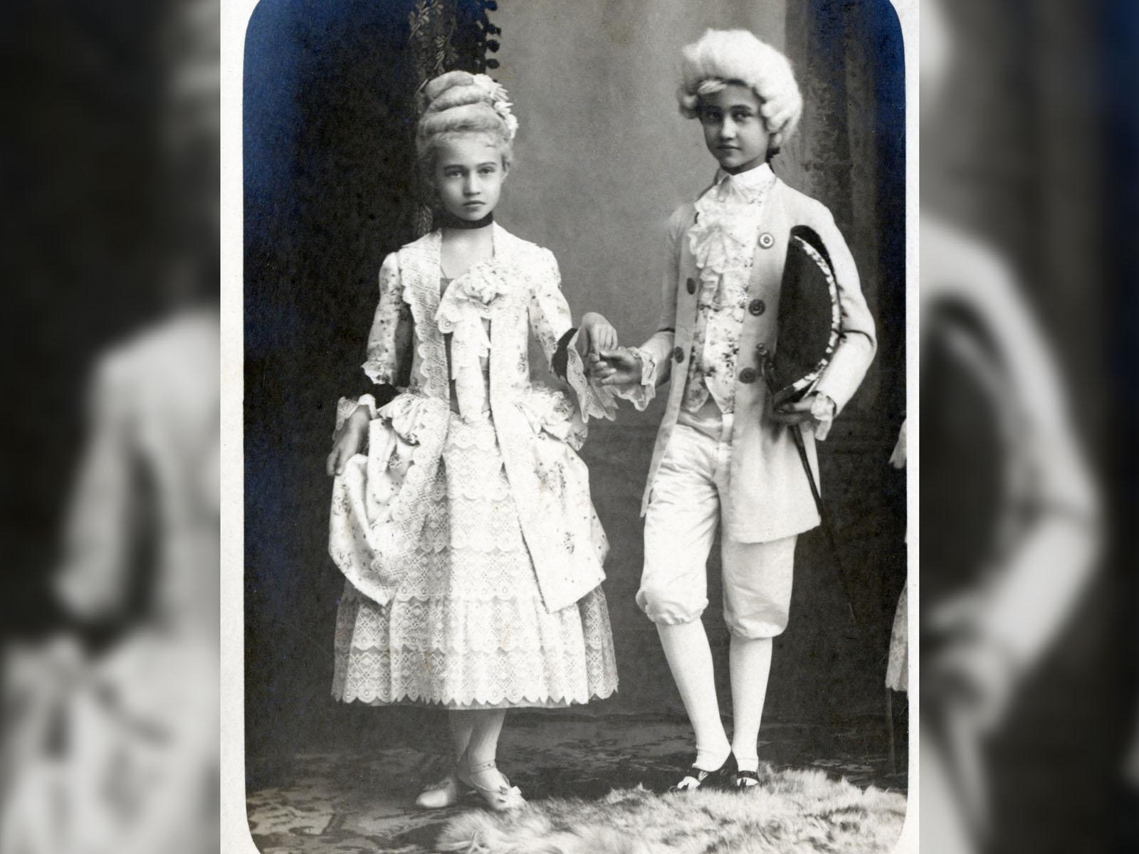 Photo de 1907 des Princesses Charlotte et Marie Adélaïde en costume de théâtre