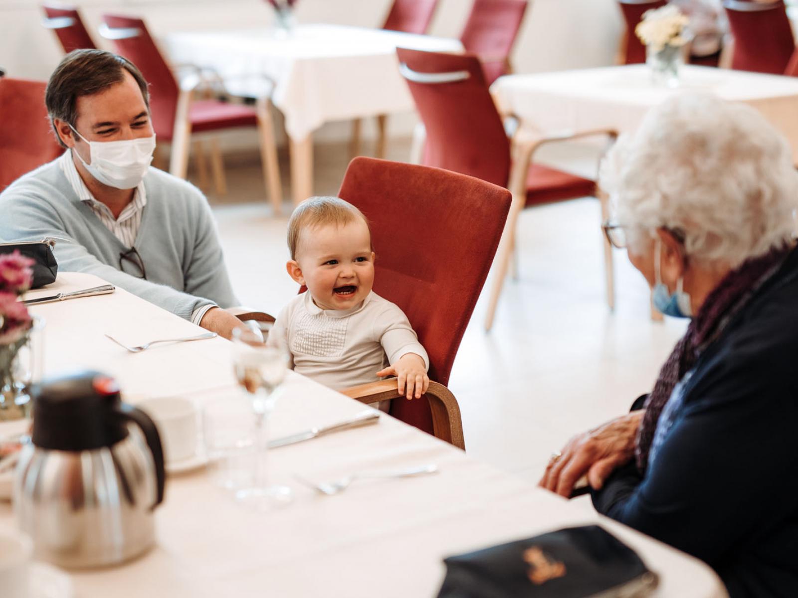 Le Prince Charles tout sourire lors de ses interactions avec une personne âgée