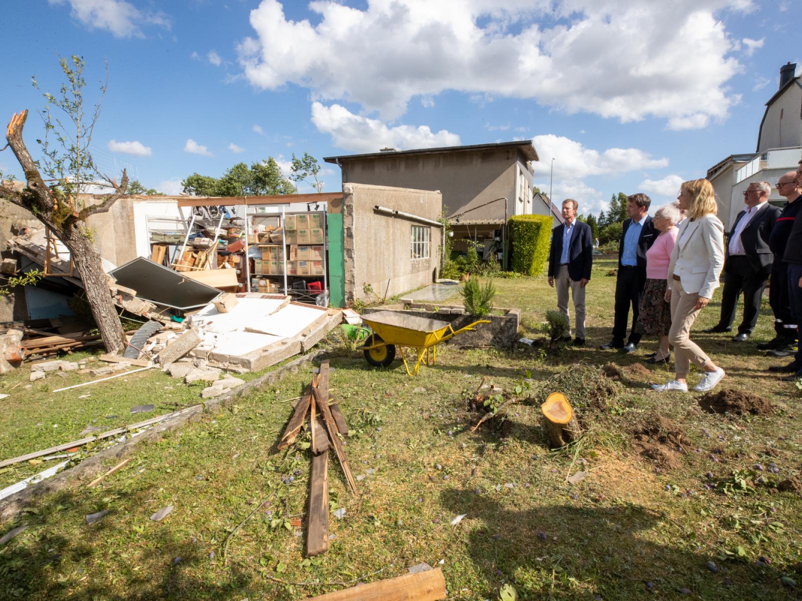 Le Grand-Duc et des membres du gouvernement sur le terrain avec des victimes de la tornade de 2019