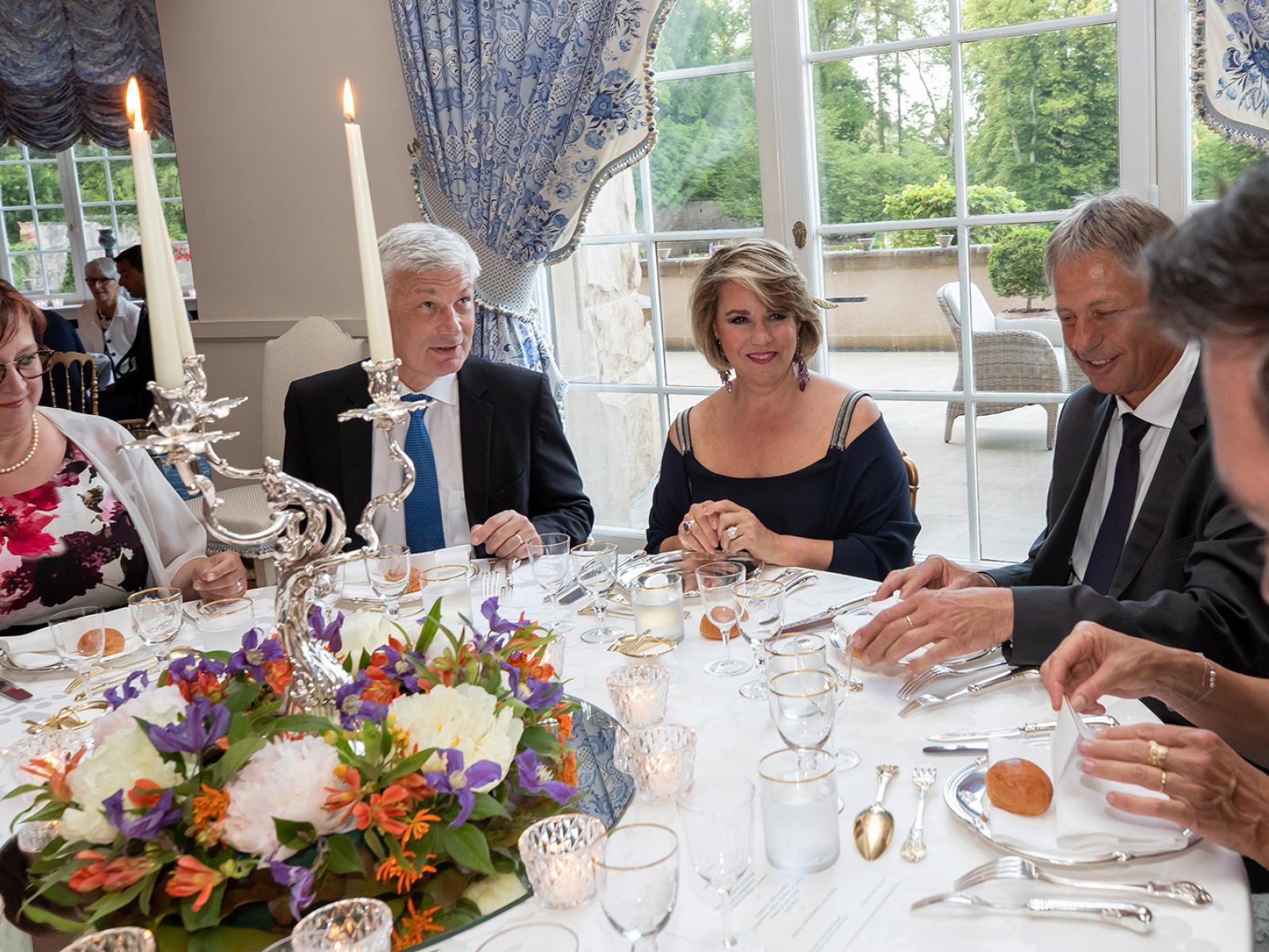Die Großherzogin sitzt mit ihren Gästen am Tisch