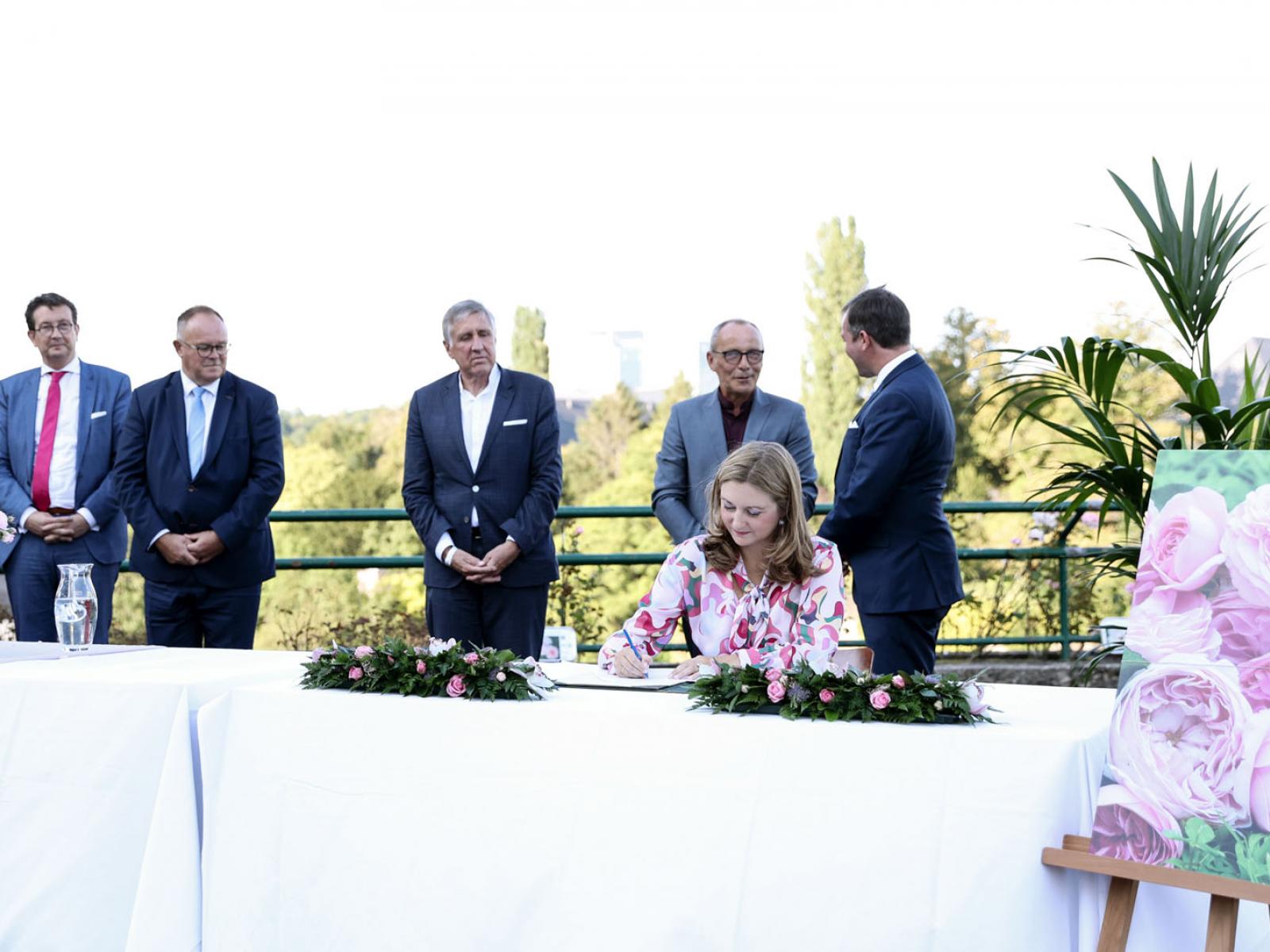 La Princesse Stéphanie signe le livre d'or à l'issue de la séance académique