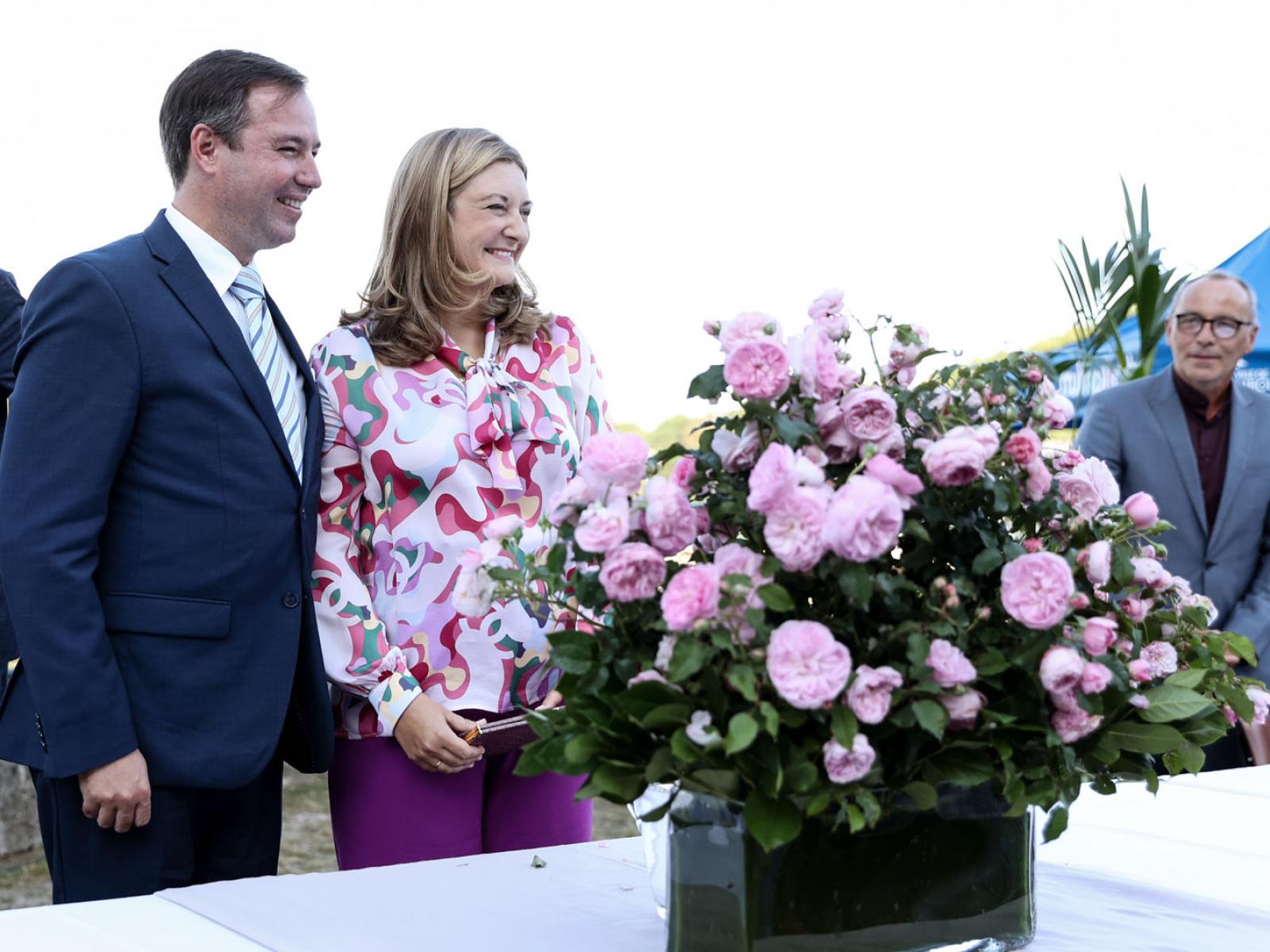 Le Couple héritier devant le rosier portant le nom du Prince Guillaume