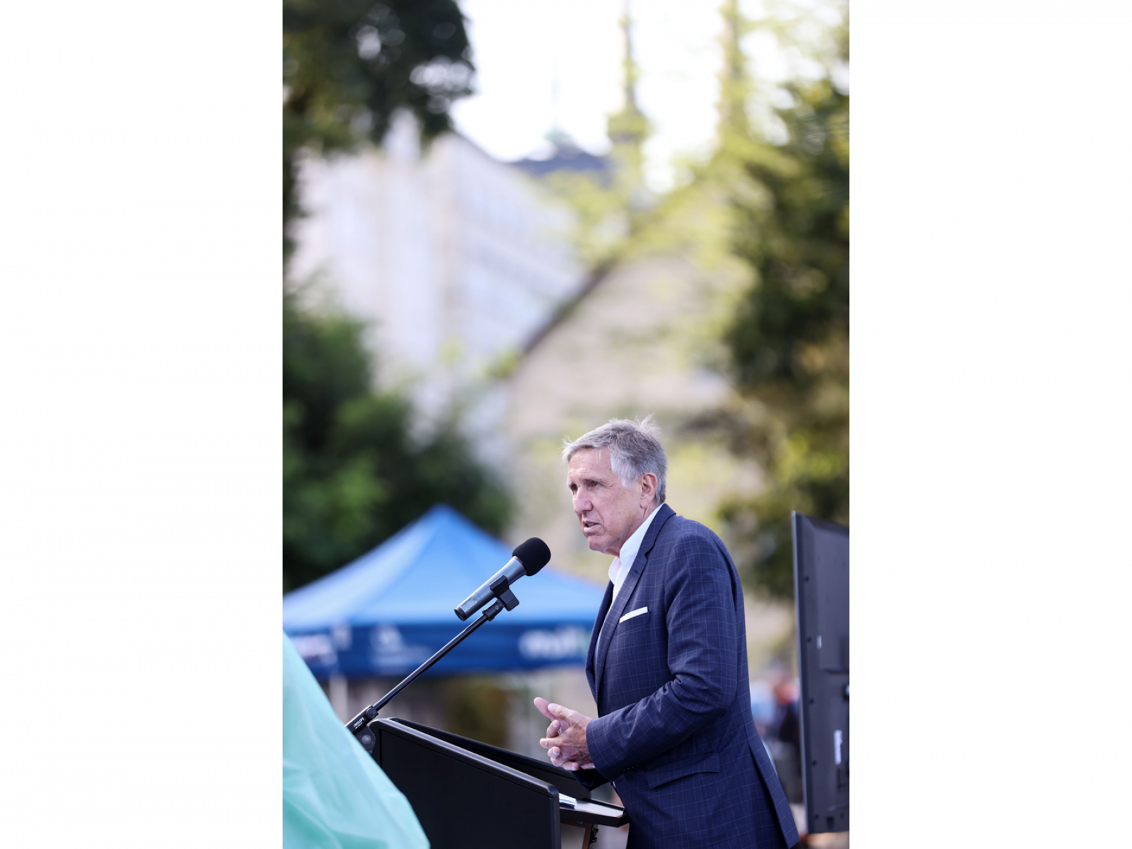 Le ministre Bausch prononce un discours lors de la séance académique