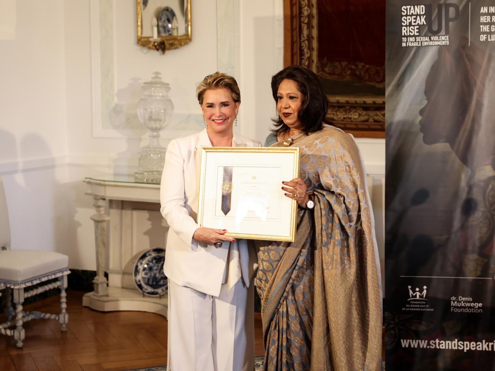 La Grande-Duchesse et Mme Pramila Patten lors de la remise du titre « Championne de la lutte contre les violences sexuelles liées aux conflits en soutien au plaidoyer des Nations Unies »