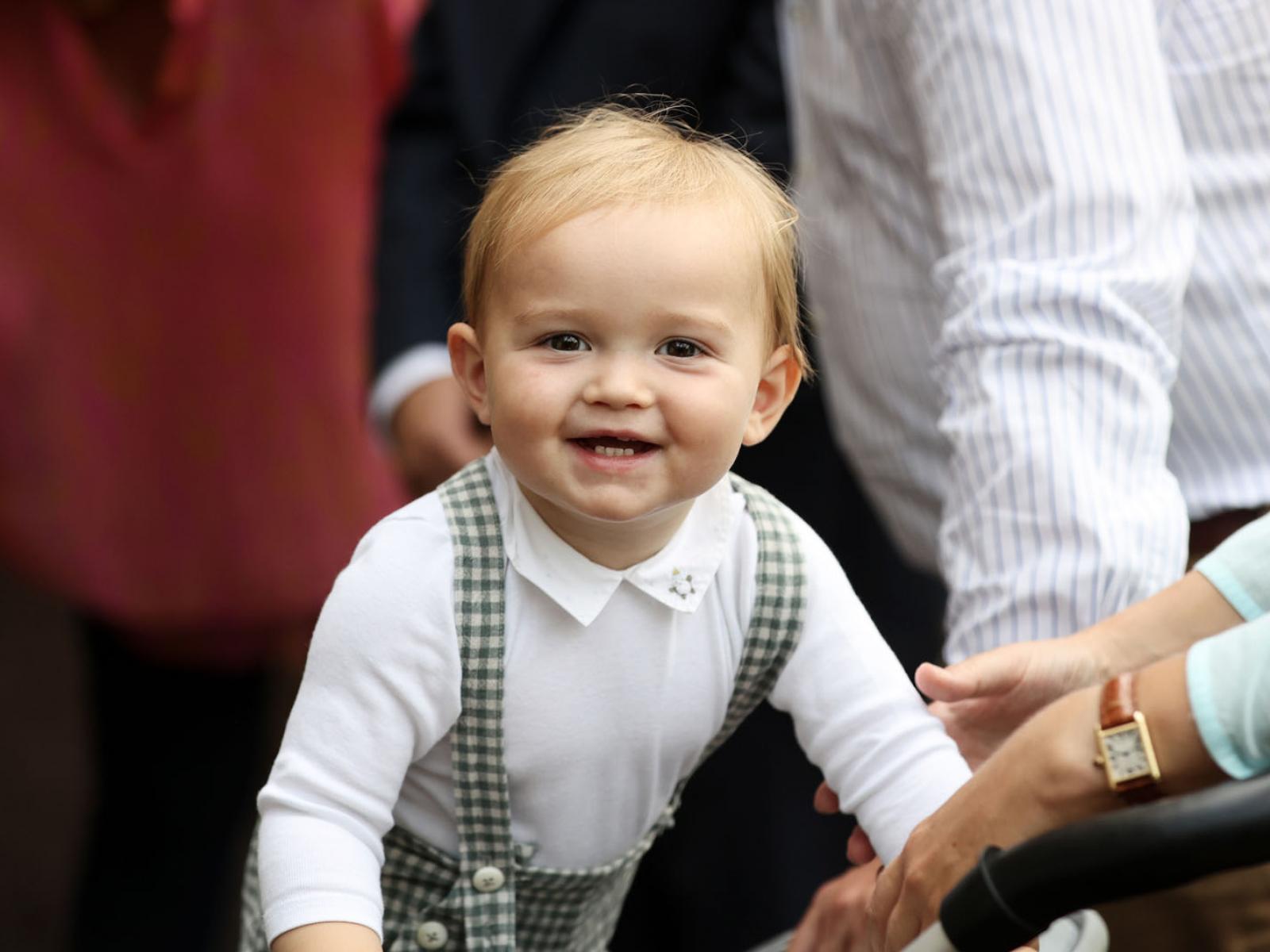 Le Prince Charles, souriant, dans le jardin des papillons