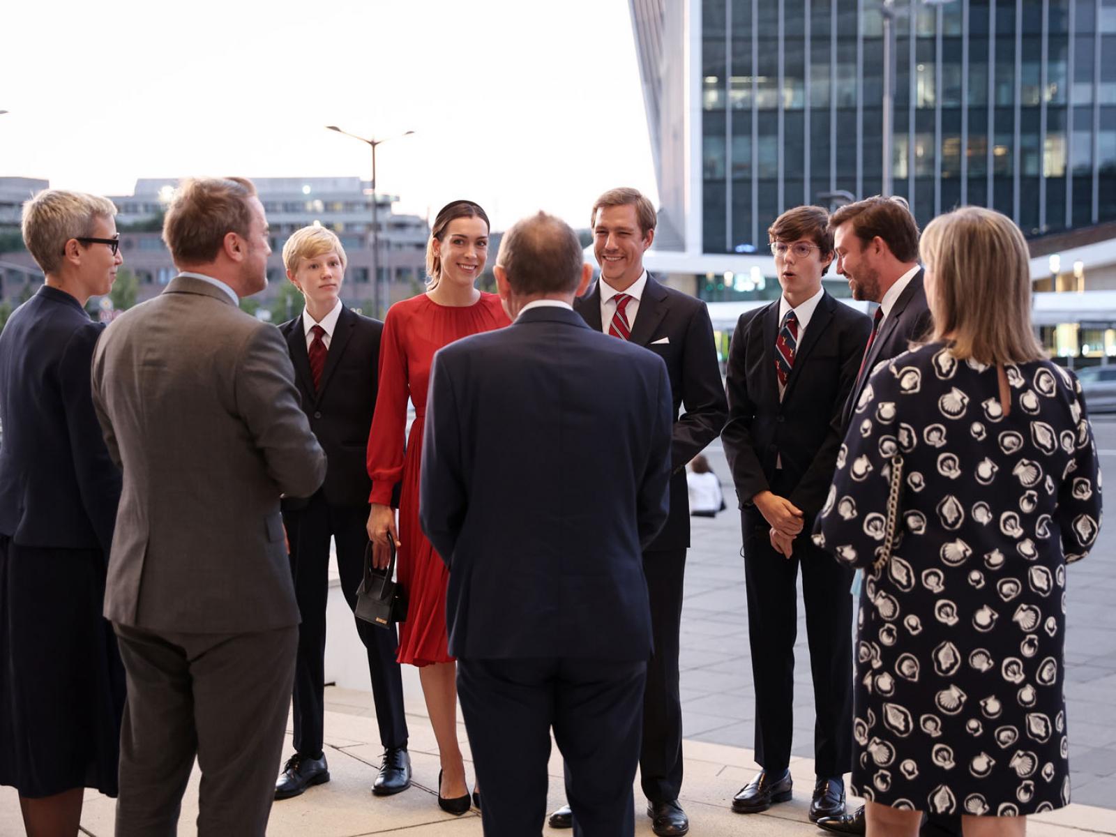 (De gauche à droite) Mme Sam Tanson, ministre de la Culture; M. Xavier Bettel, Premier ministre; S.A.R. le Prince Noah; Mme Scarlett-Lauren Sirgue; M. Fernand Etgen, président de la Chambre des députés; S.A.R. le Prince Louis; S.A.R. le Prince Gabriel; S.A.R. le Prince Sébastien; Mme Lydie Polfer, bourgmestre de la Ville de Luxembourg