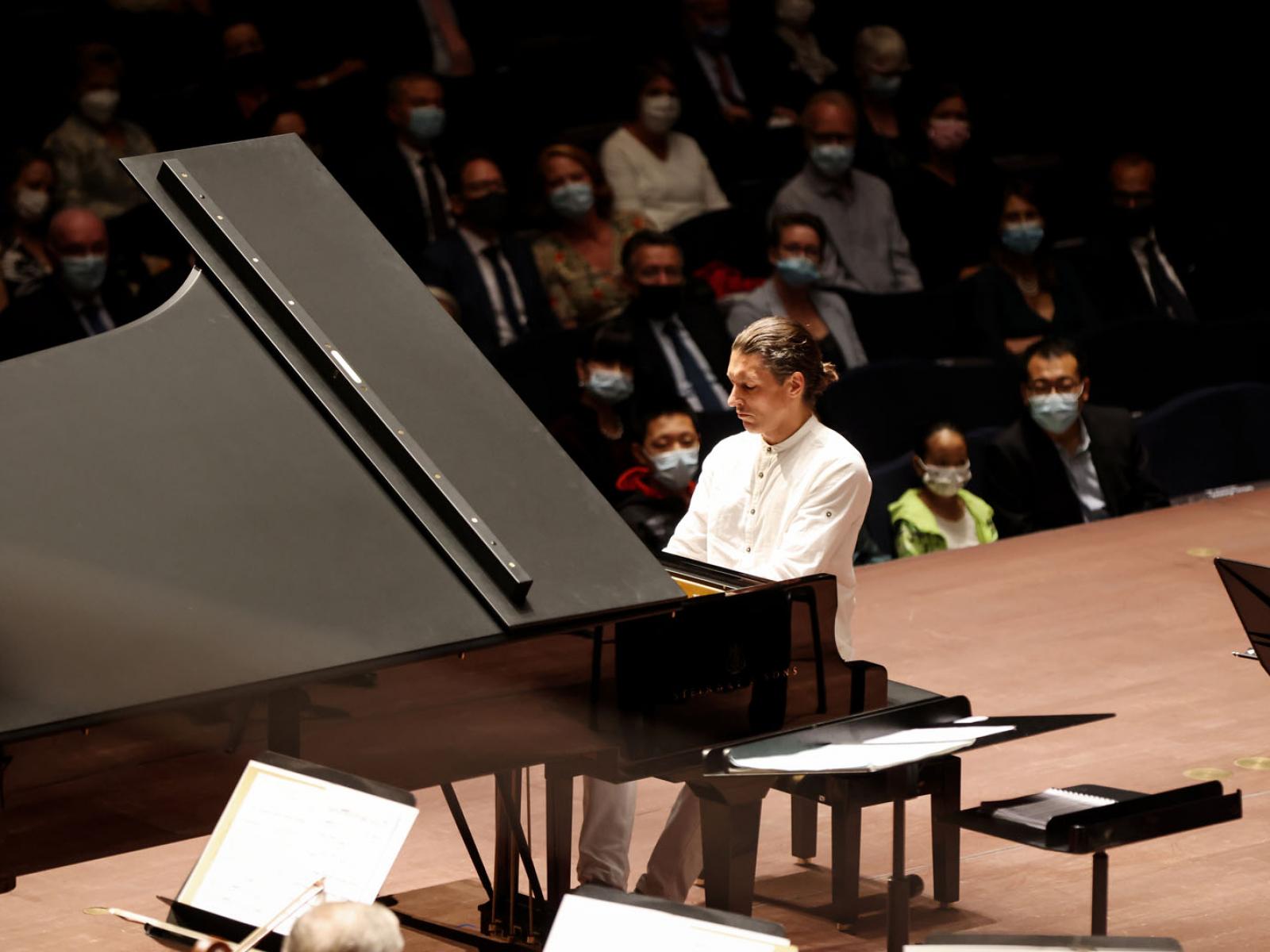 M. David Ianni, pianiste, durant la première partie du concert