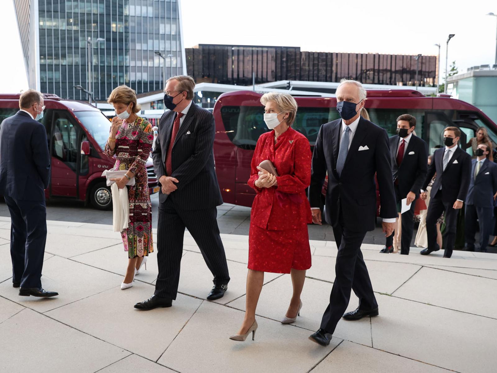 Arrivée à la Philharmonie Luxembourg de S.A.R. la Princesse Margaretha de Liechtenstein; S.A.R. le Prince Jean; L.A.I.R. l'Archiduchesse Marie-Astrid et l'Archiduc Christian d'Autriche