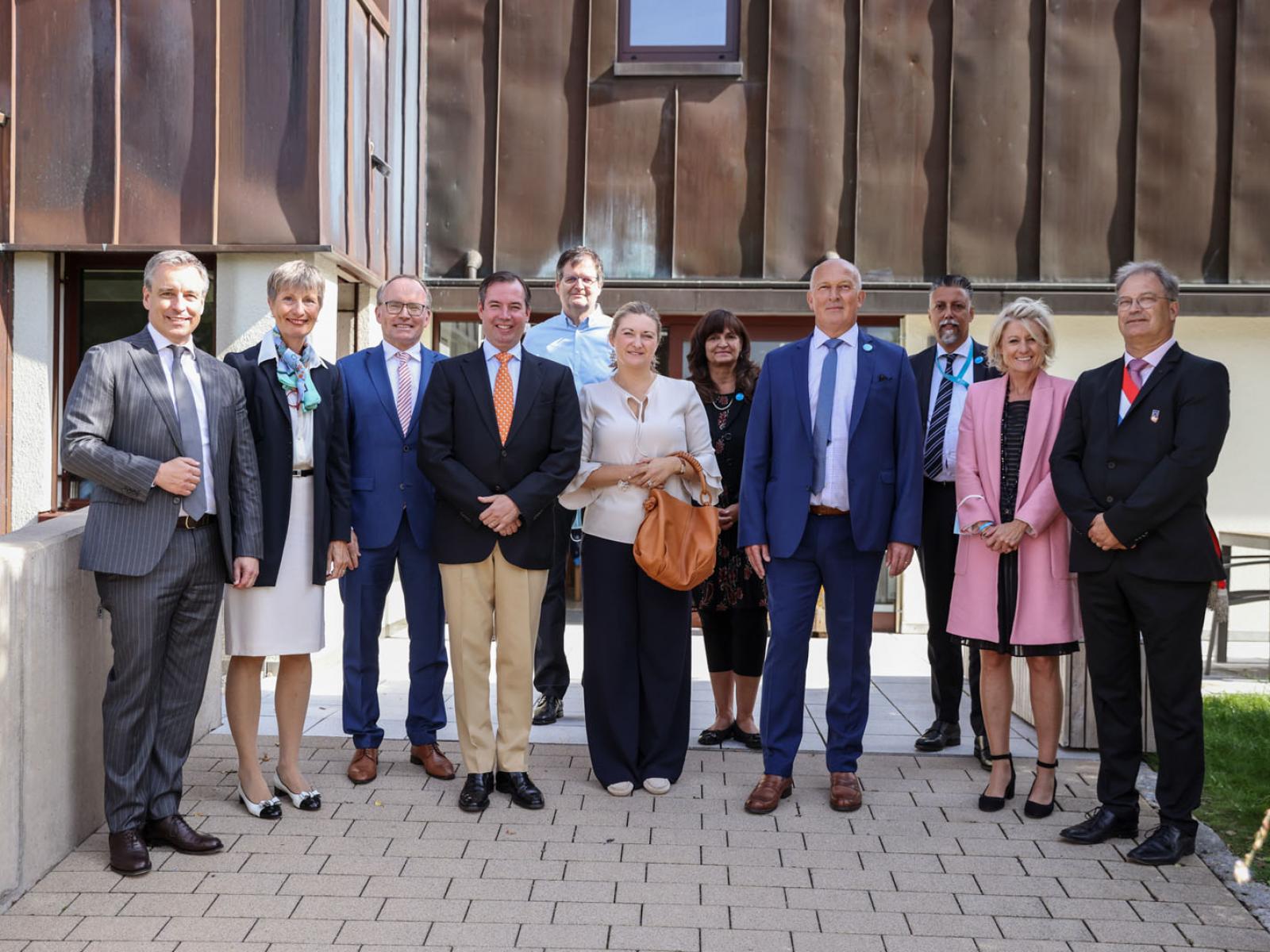 Photo de groupe avec le personnel du SOS Village d'Enfants