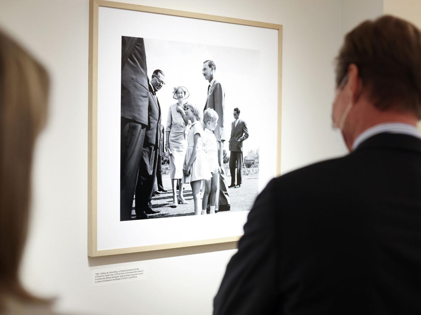 Le Grand-Duc regarde une ancienne photo de son père, le Grand-Duc Jean