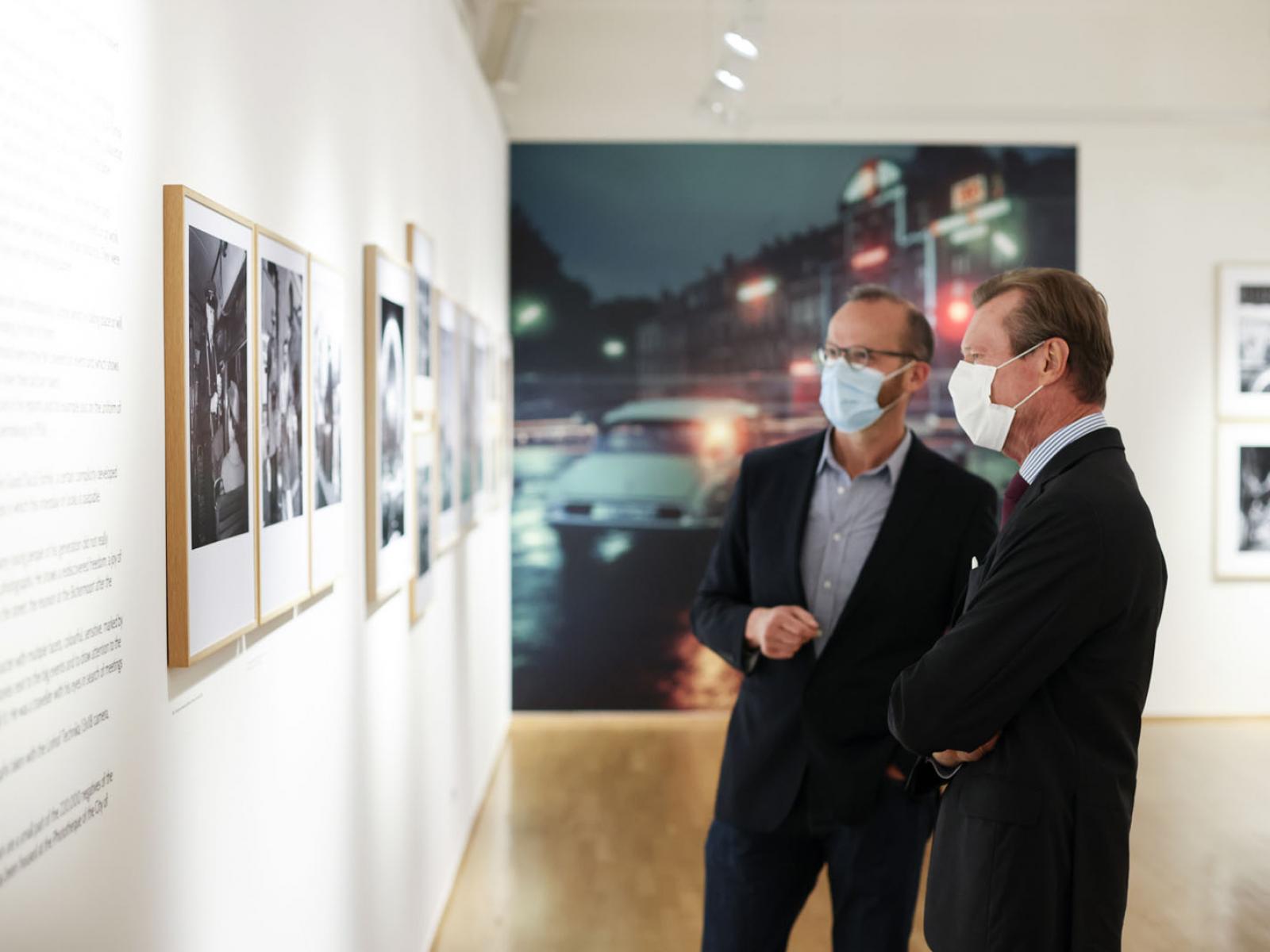 Le Grand-Duc visite l'exposition sur le photographe Pol Aschmann