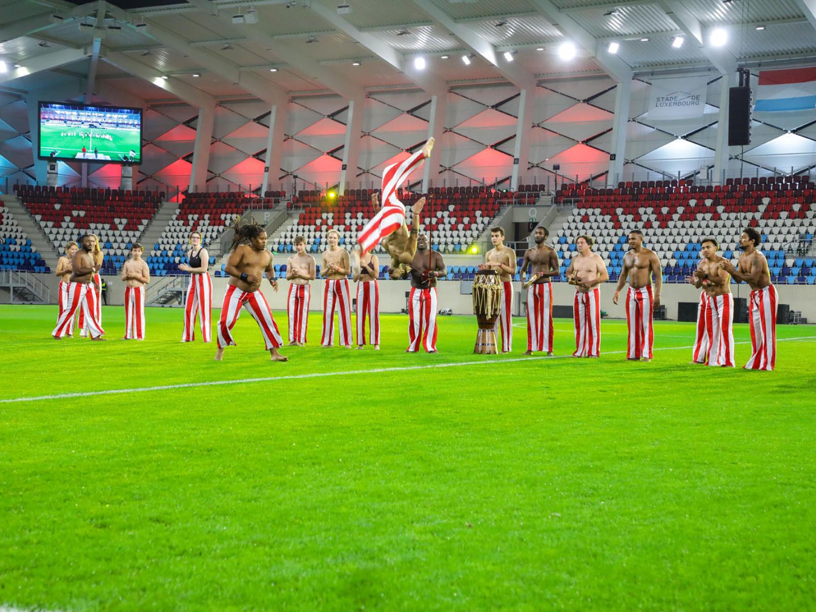 Animation de capoeira sur le terrain du stade de Luxembourg