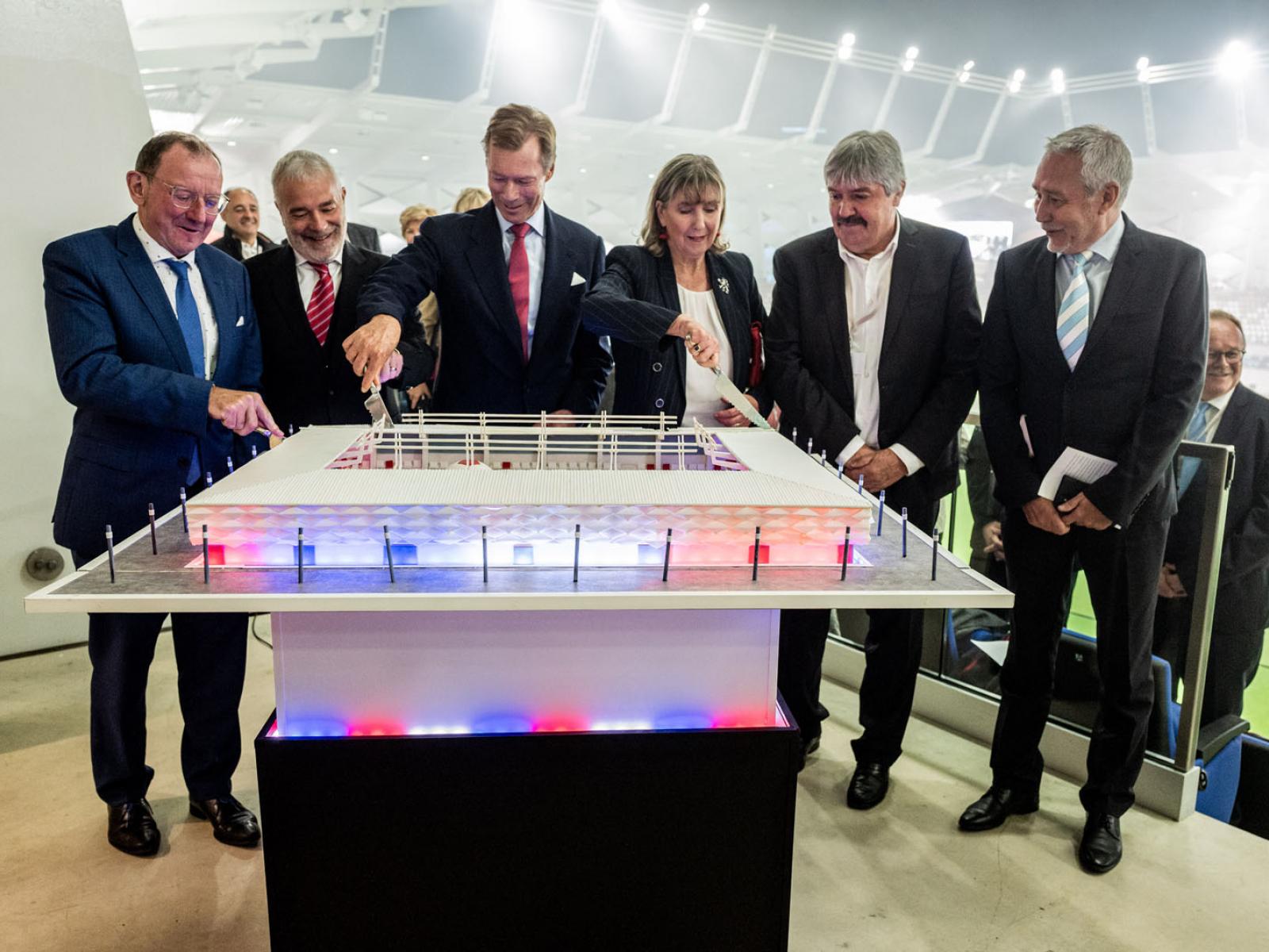 Le Grand-Duc et les invités découpent le gâteau "Stade de Luxembourg"
