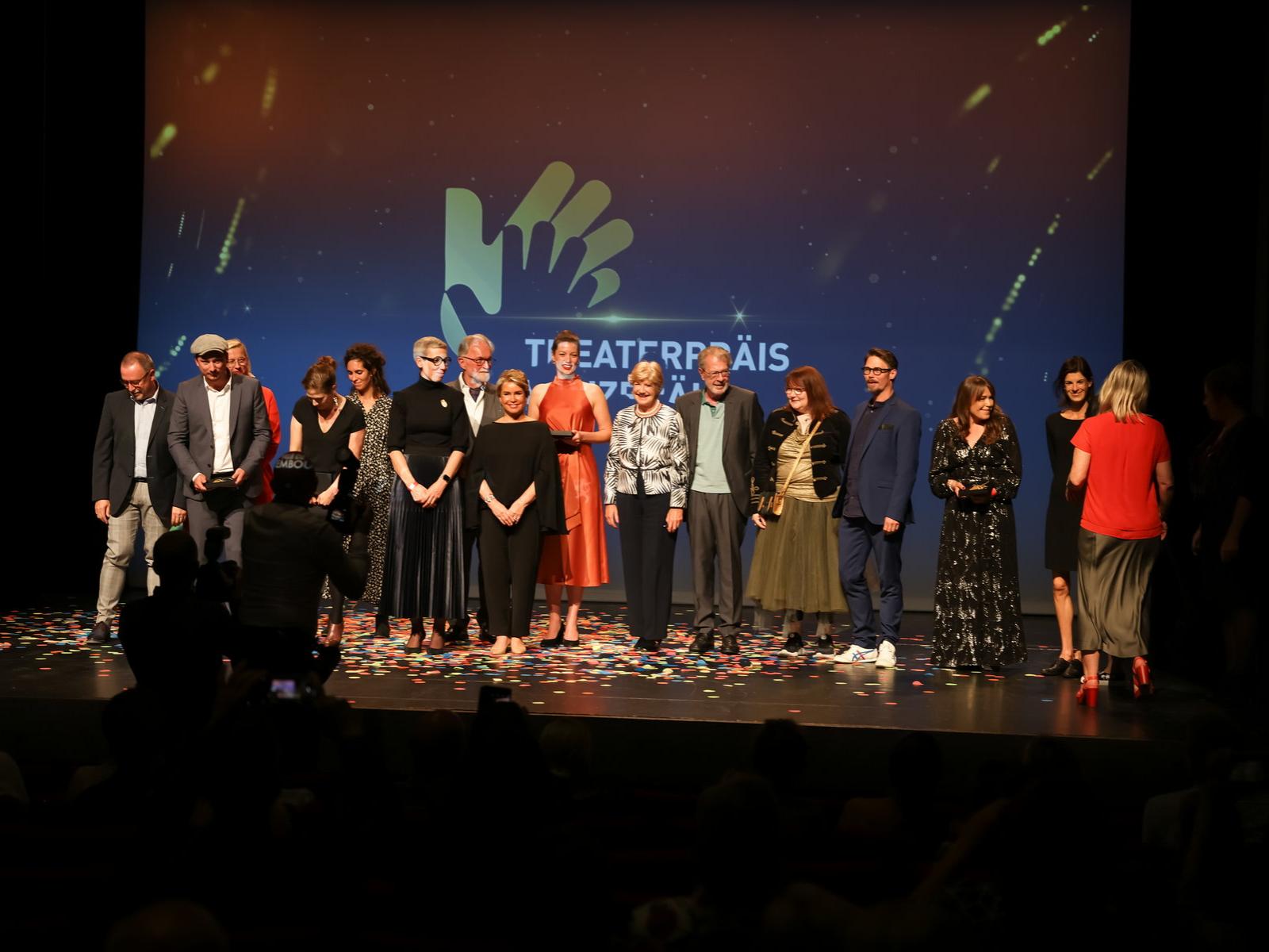 Photo de groupe lors de la remise des Lëtzebuerger Theaterpräisser et Lëtzebuerger Danzpräis