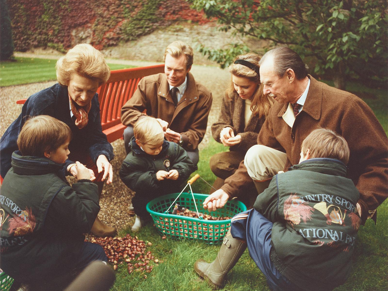 Die großherzogliche Familie in den Gärten von Schloss Berg