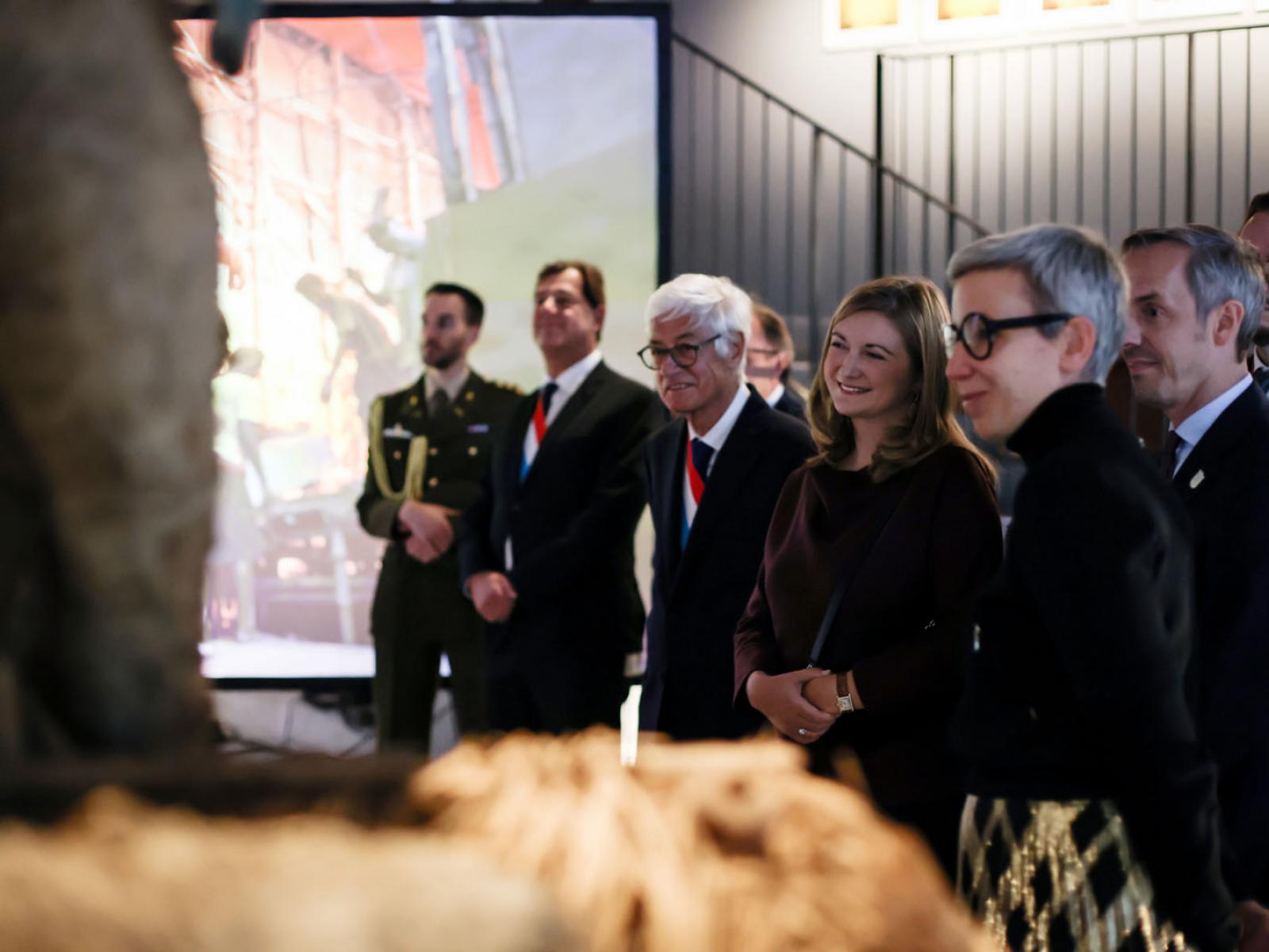 La Princesse Stéphanie découvre les oeuvres de l'espace d'art