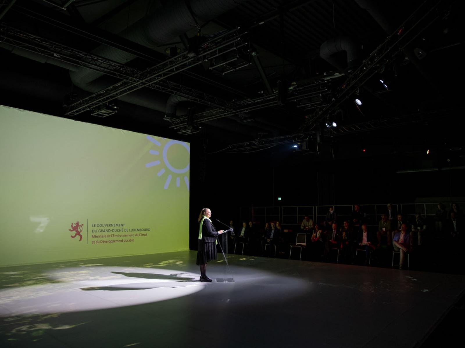 La ministre de l'environnement prononce le discours d'ouverture du salon