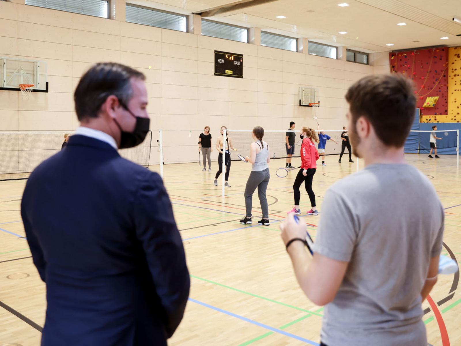 Le Prince Guillaume échange avec un élève durant un cours de sport