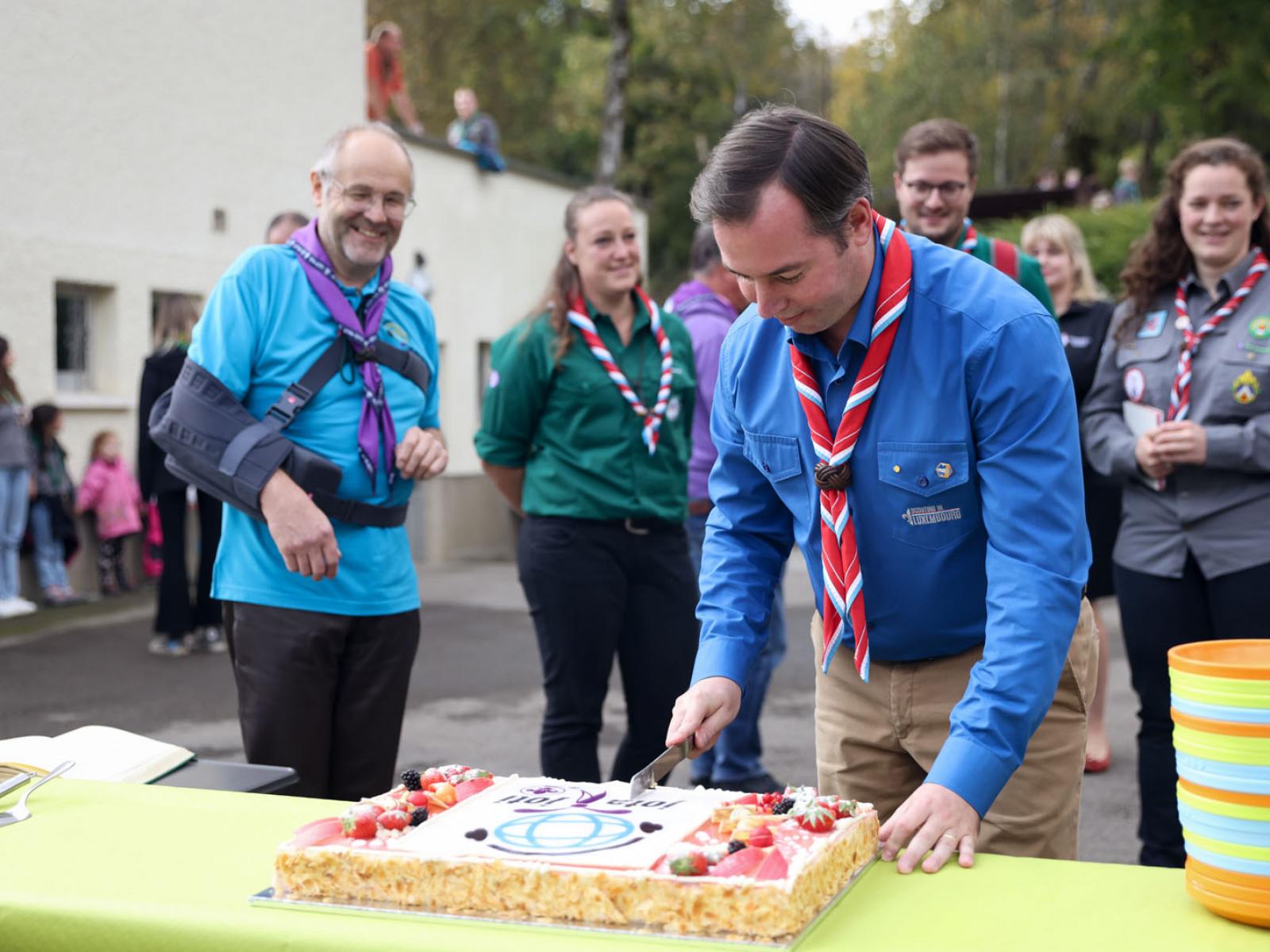 Le Prince Guillaume coupe un gâteau à l'occasion du Jamboree