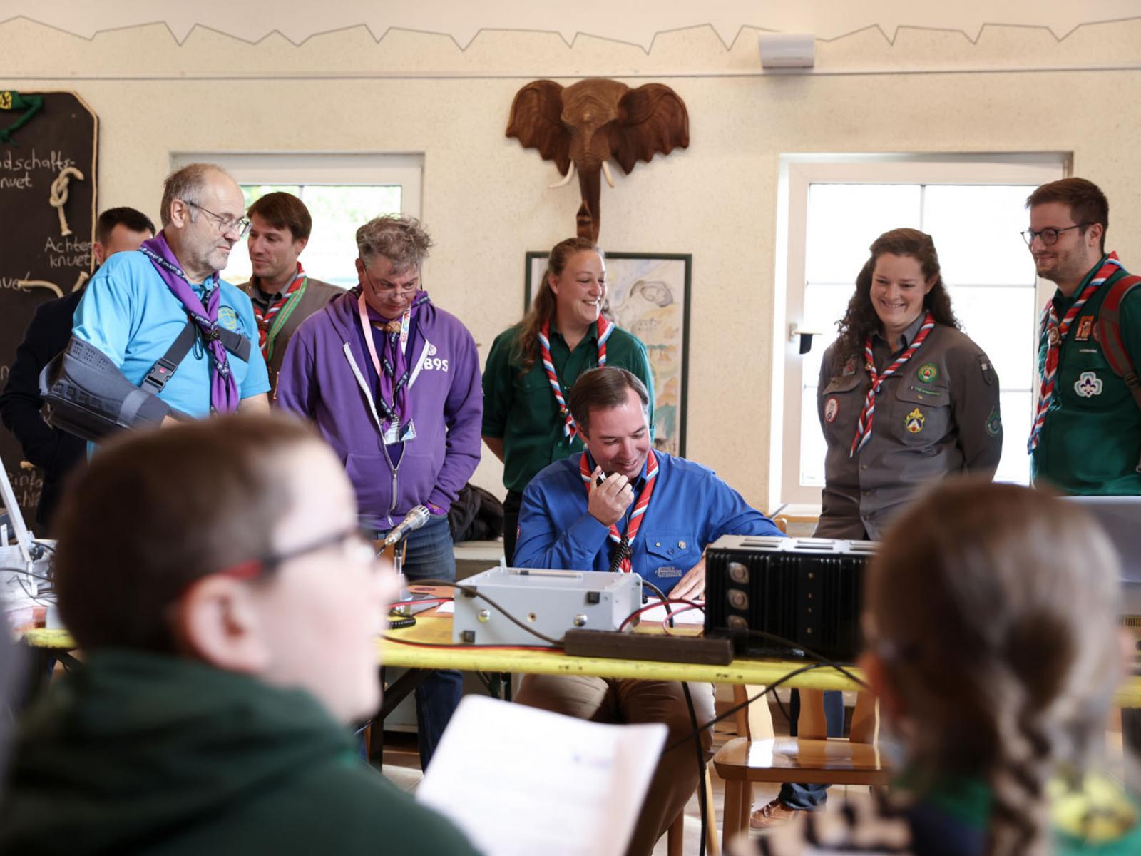 Le Prince Guillaume passe un message radio aux Scouts du pays 