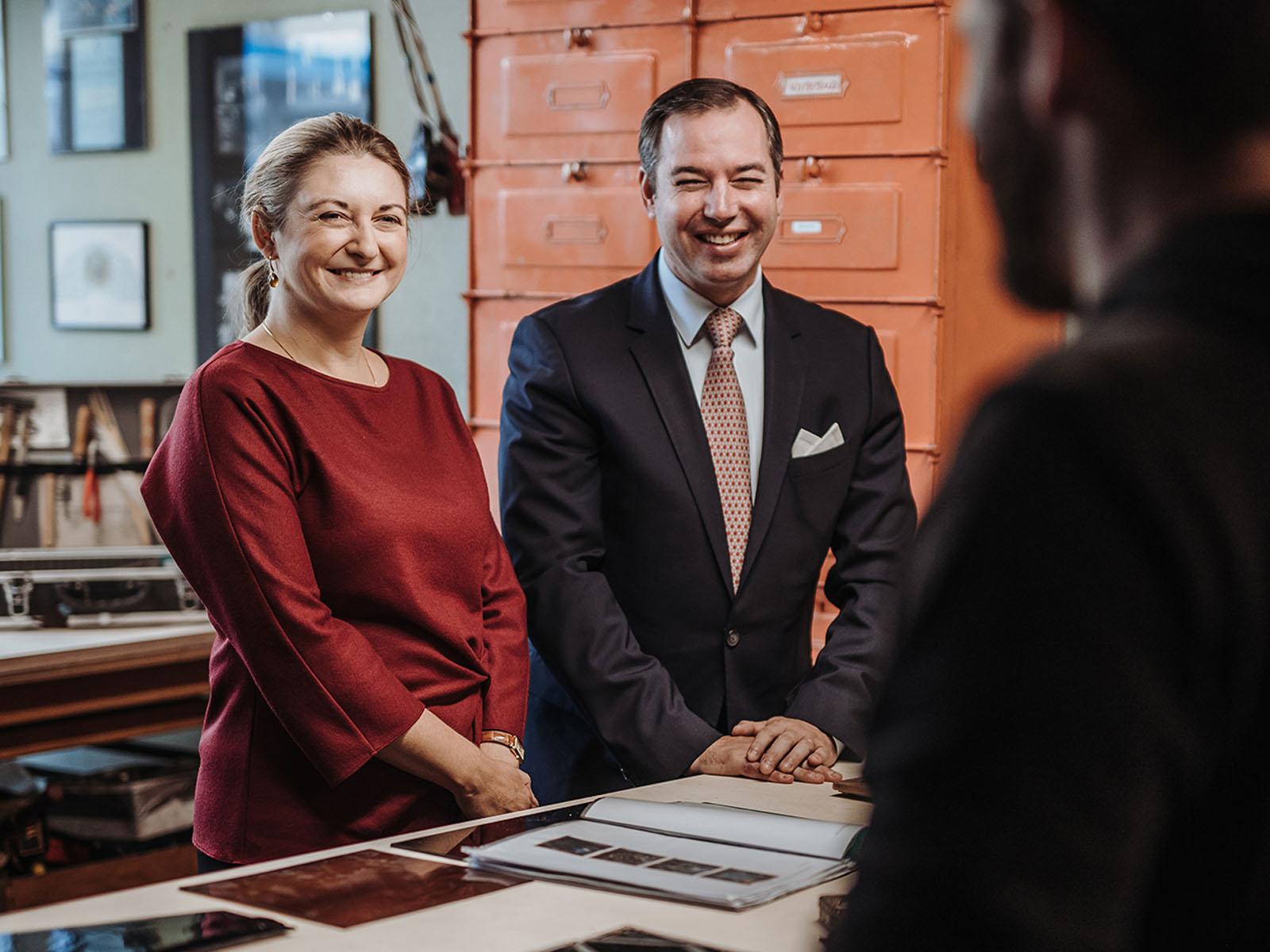 Le Couple héritier souriant lors d'une présentation des ateliers