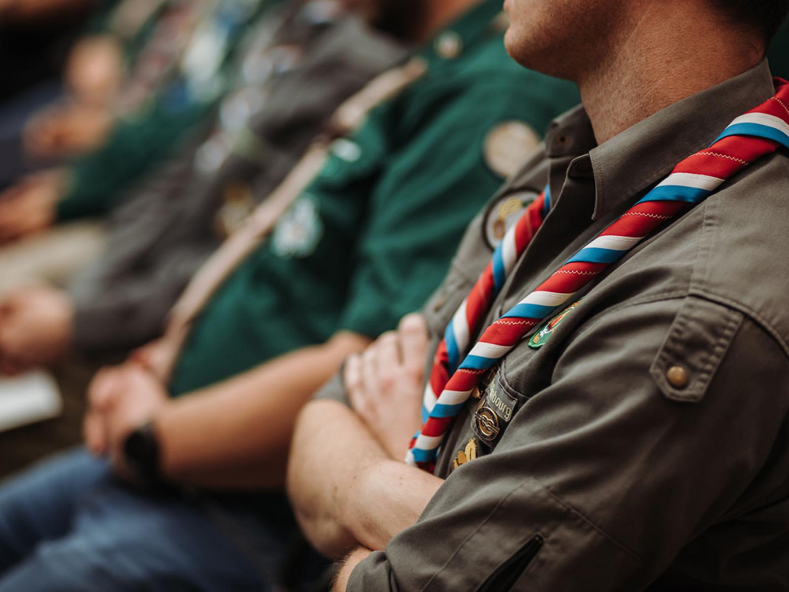 Vue sur un Scout assistant à la cérémonie