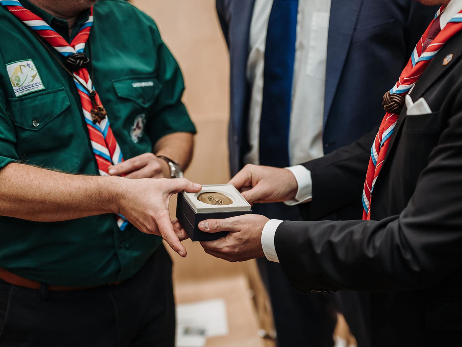 Le Prince Guillaume remet le prix à un Scout