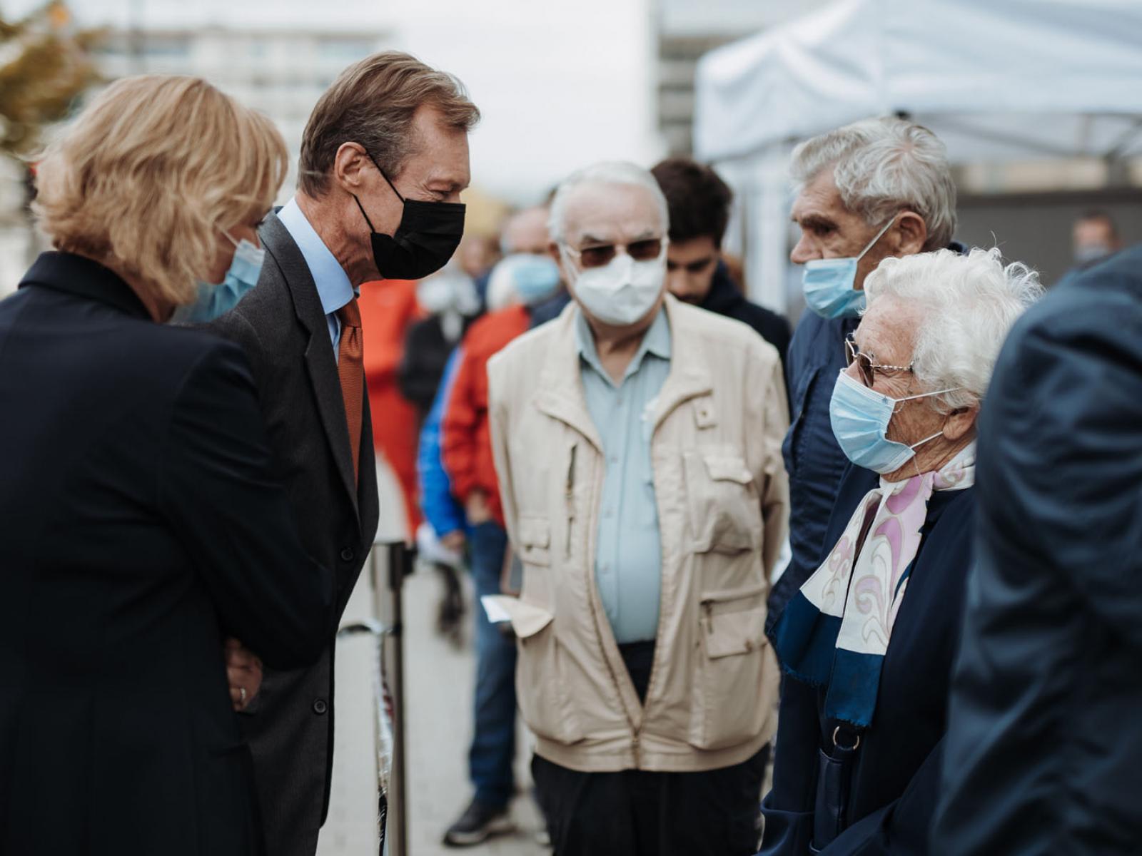 Le Grand-Duc discute avec une personne âgée venue se faire vacciner