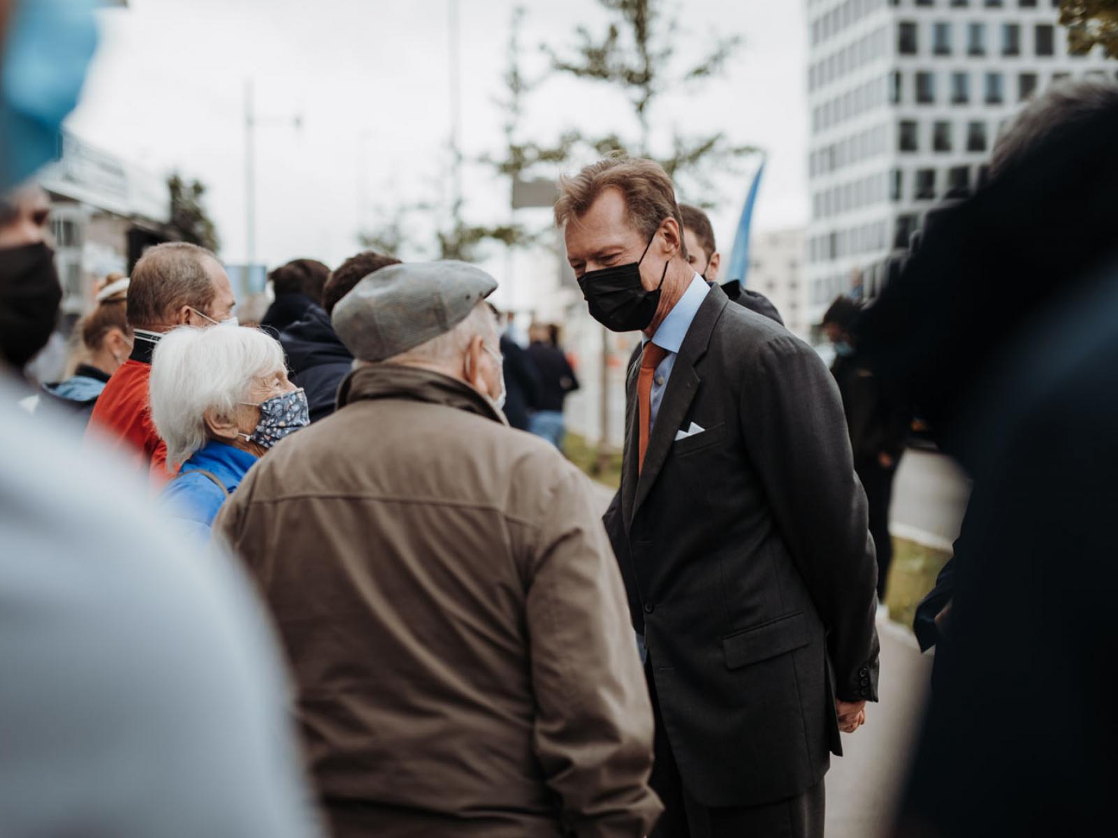 Le Grand-Duc discute avec une personne âgée venue se faire vacciner