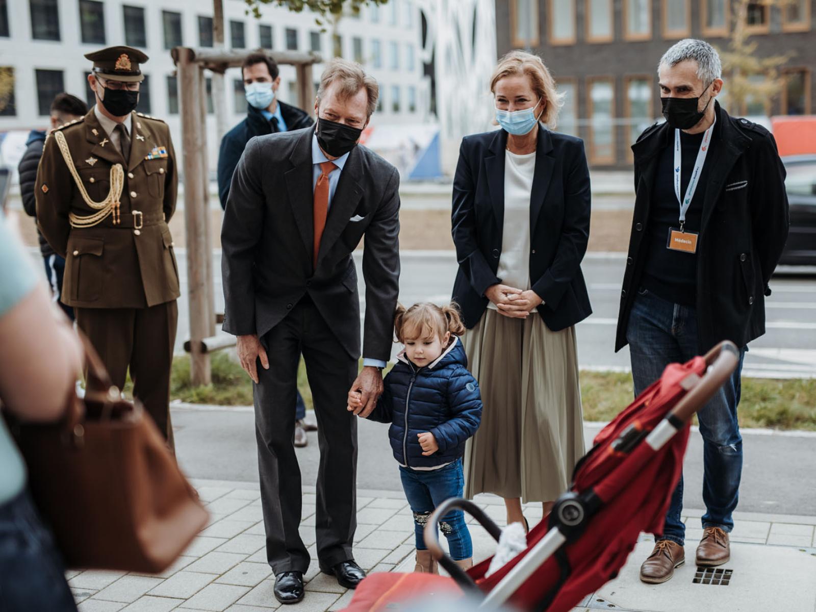 Le Grand-Duc tient la main d'un petit enfant