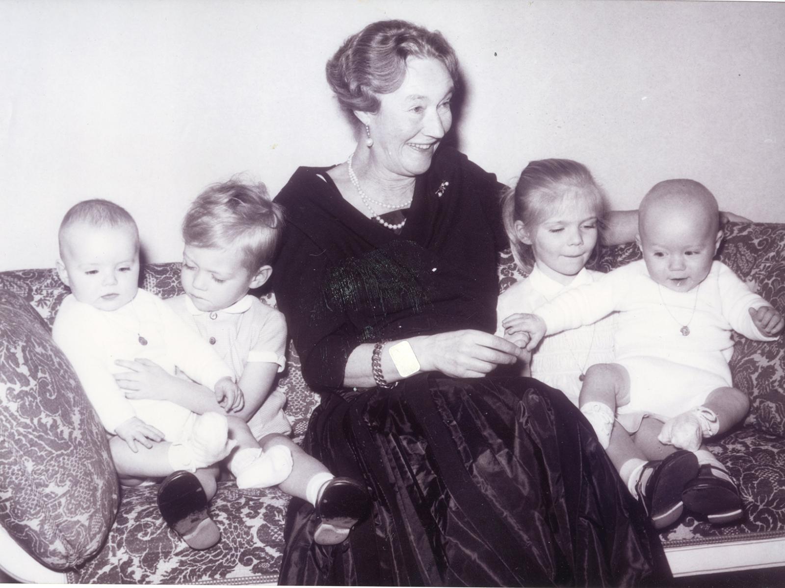 Großherzogin Charlotte umgeben von vier ihrer Enkelkinder