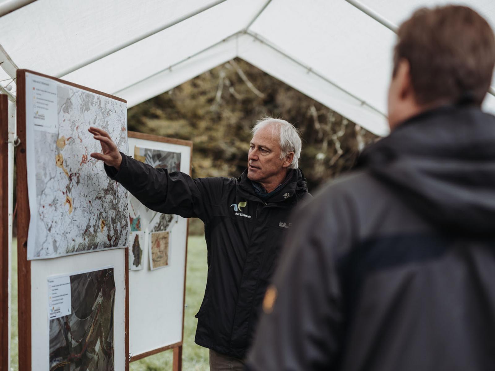 Le Grand-Duc reçoit des explications sur les environs de la rivière