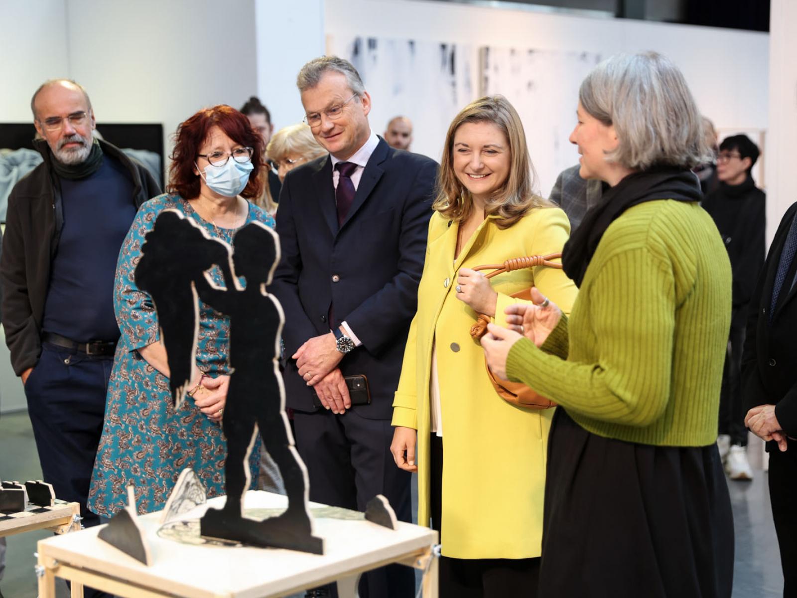 La Princesse Stéphanie découvre une oeuvre du salon CAL