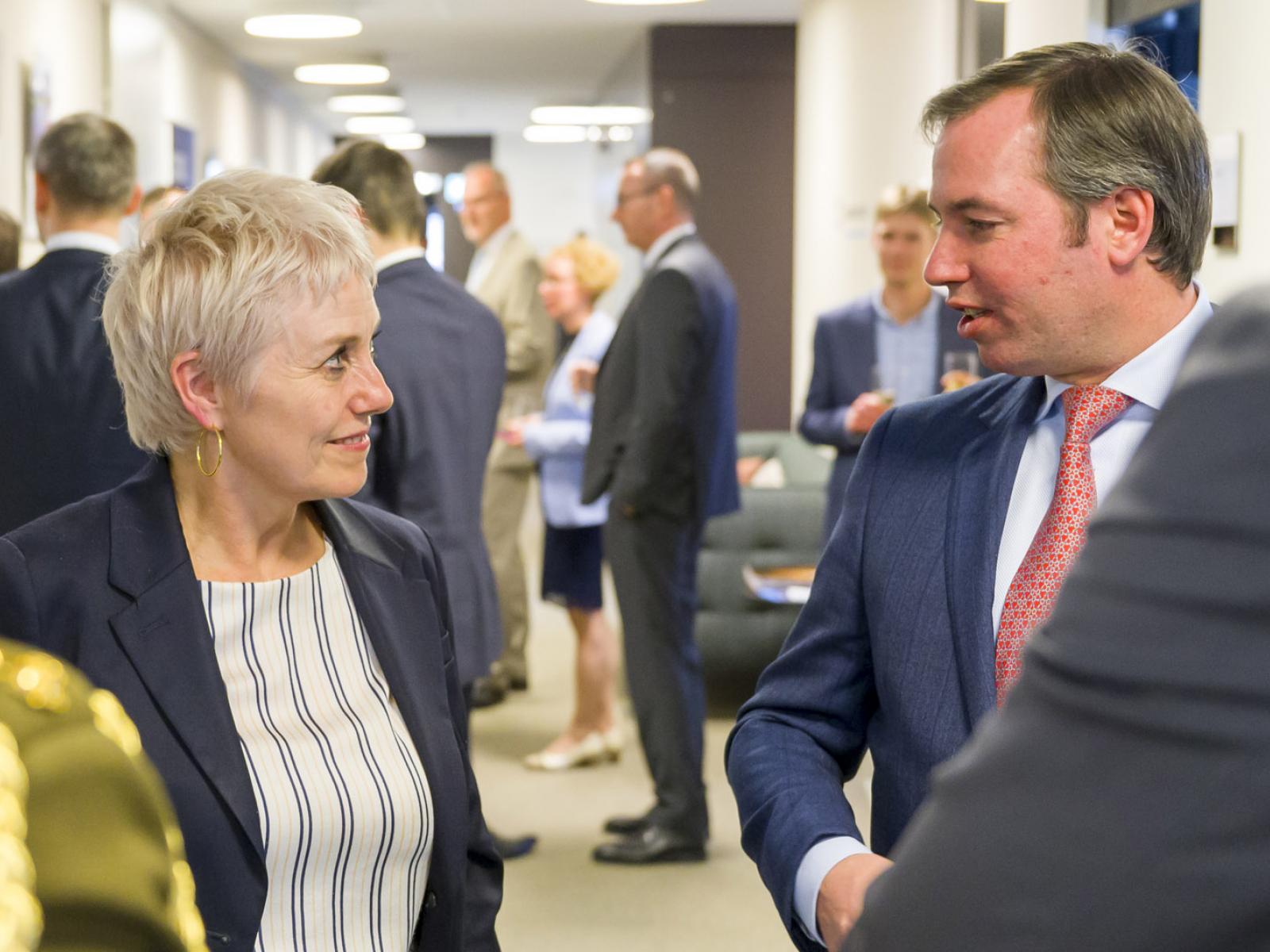 Le Prince Guillaume échange avec la directrice générale de Luxinnovation