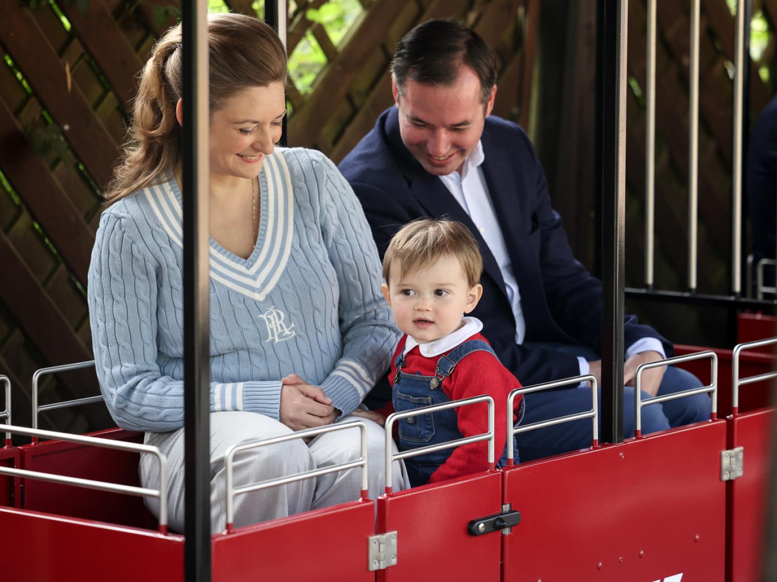 La Famille héritière dans le train électrique