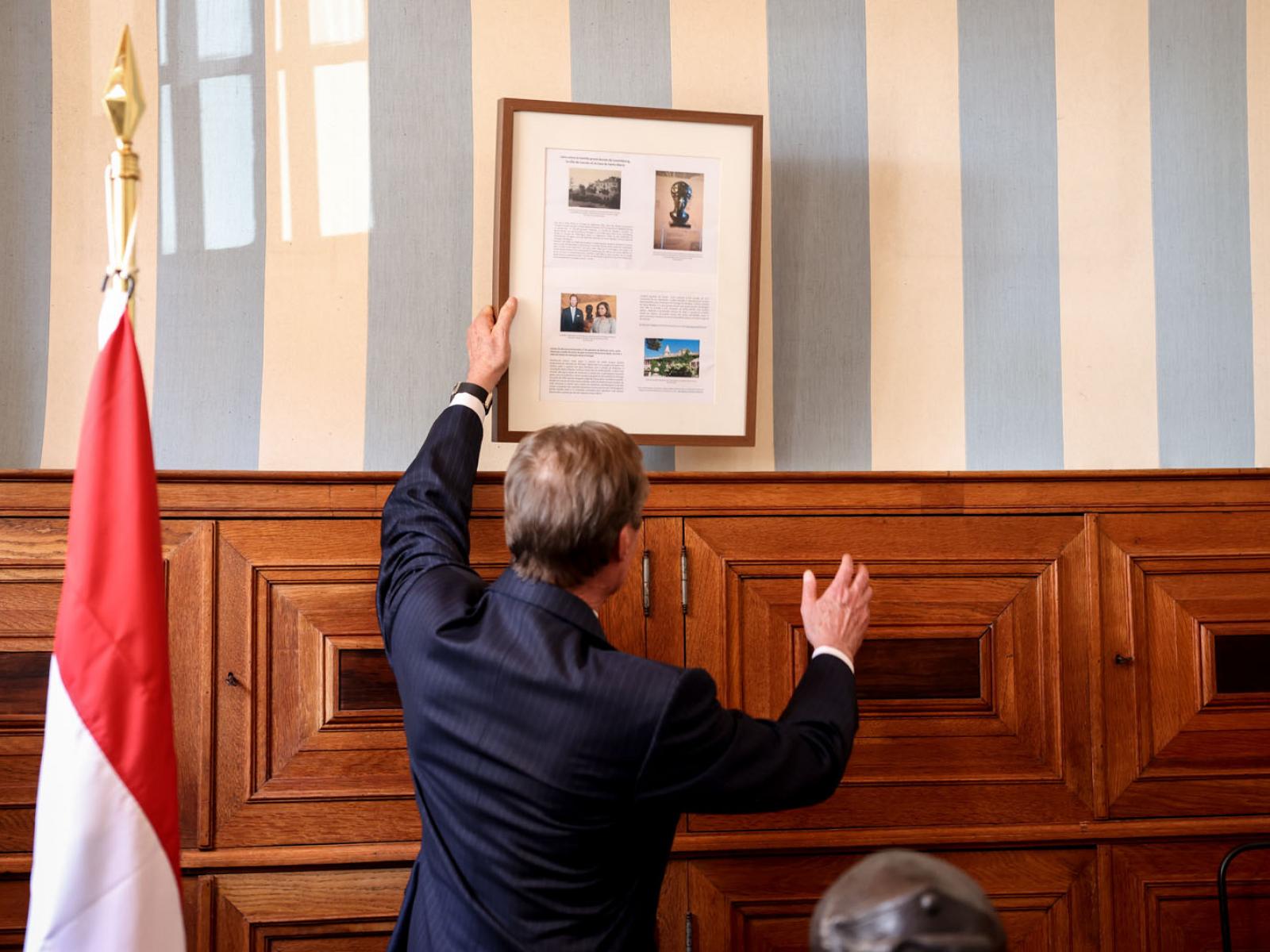Le Grand-Duc décroche un tableau avec un article sur leur visite antérieure