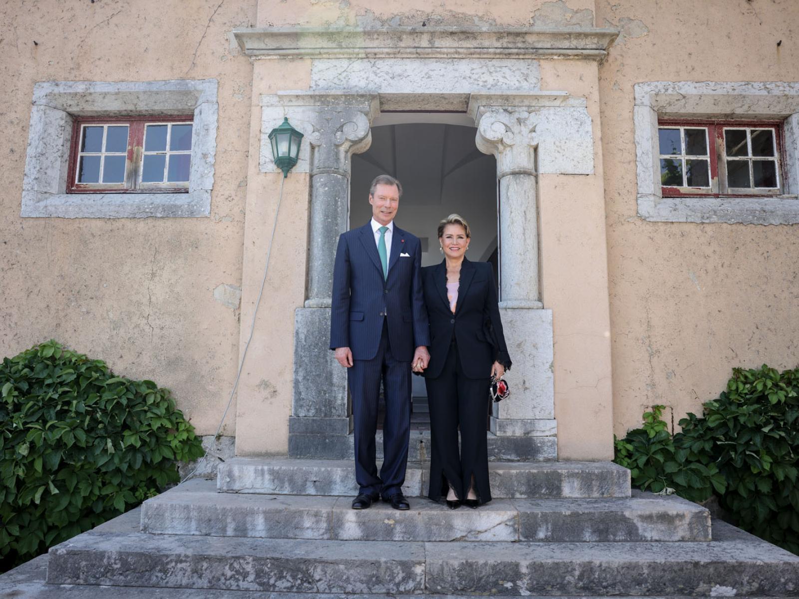 Le Couple grand-ducal devant l'entrée de la Casa Santa Maria